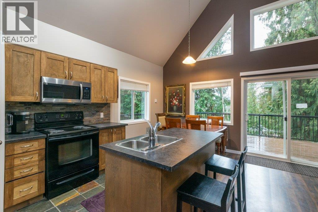 7268 Estate Place, Anglemont, British Columbia  V0E 1M8 - Photo 9 - 10376539