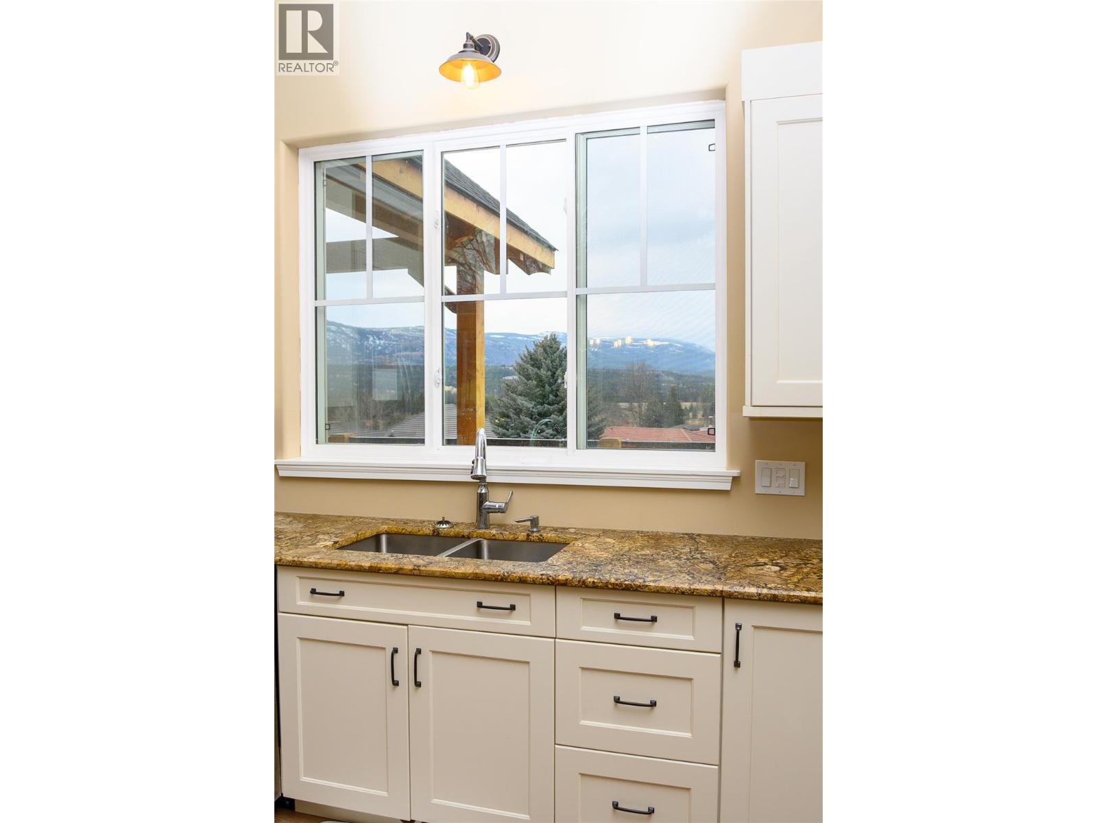 5112 Riverview Close, Fairmont Hot Springs, British Columbia  V0B 1L1 - Photo 4 - 10375533