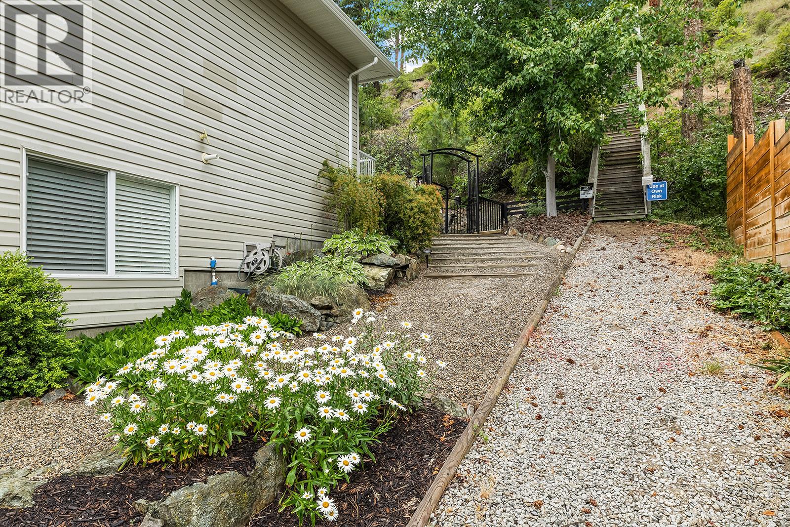 5827 Victoria Street, Peachland, British Columbia  V0H 1X4 - Photo 6 - 10376584