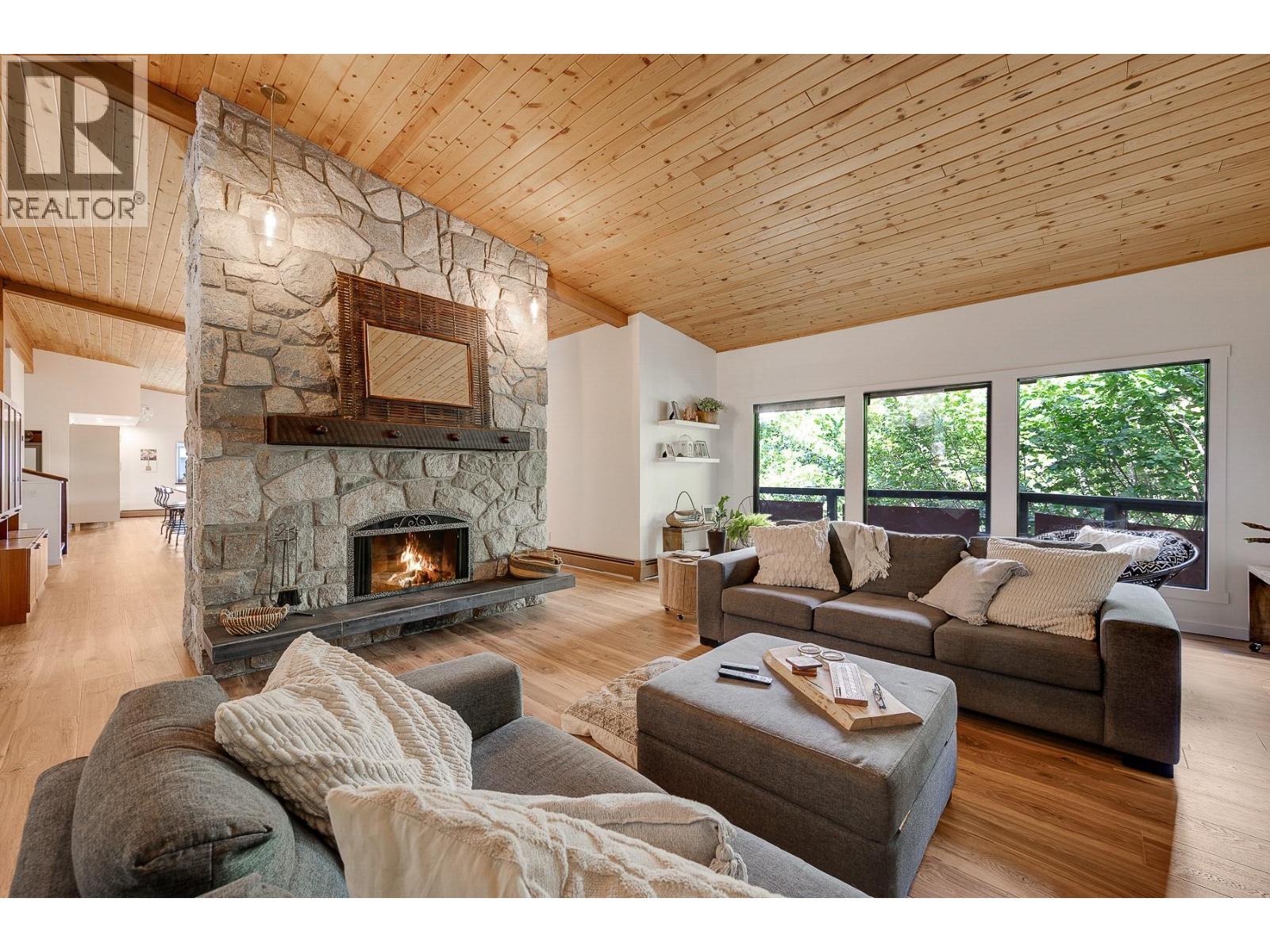 1590 Willow Crescent, Kelowna, British Columbia  V1Y 4K3 - Photo 2 - 10376499