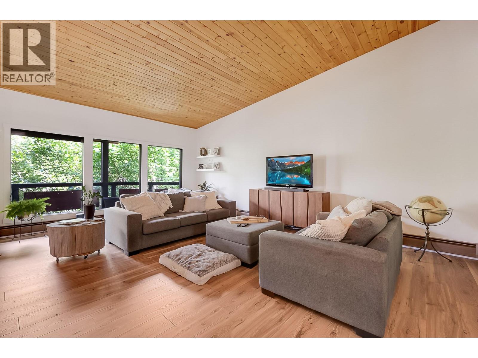 1590 Willow Crescent, Kelowna, British Columbia  V1Y 4K3 - Photo 4 - 10376499