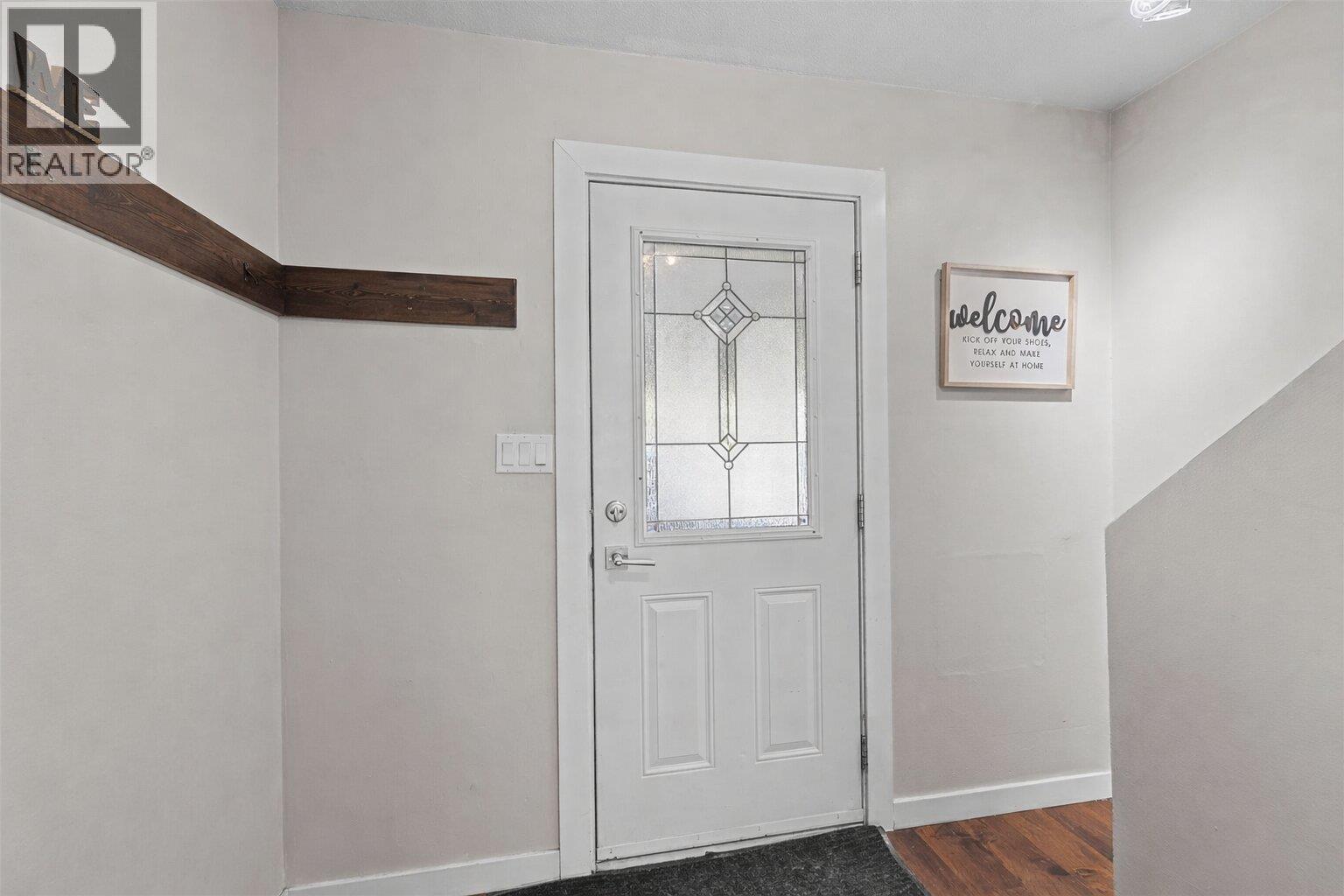 700 Collingwood Drive Unit# 4, Kamloops, British Columbia  V2B 6B9 - Photo 4 - 10376491