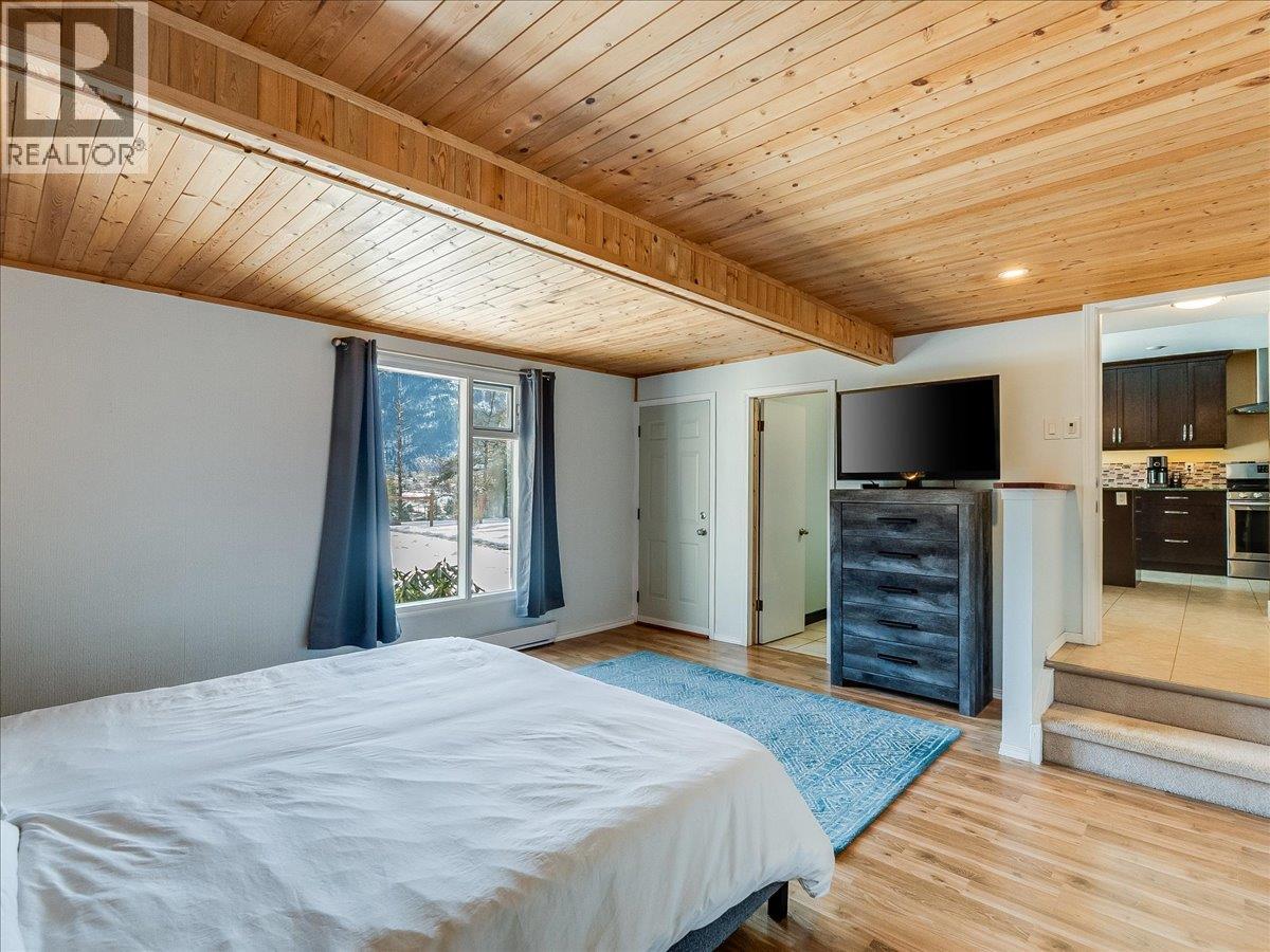 2329 5th Avenue, Castlegar, British Columbia  V1N 2T6 - Photo 12 - 10376782