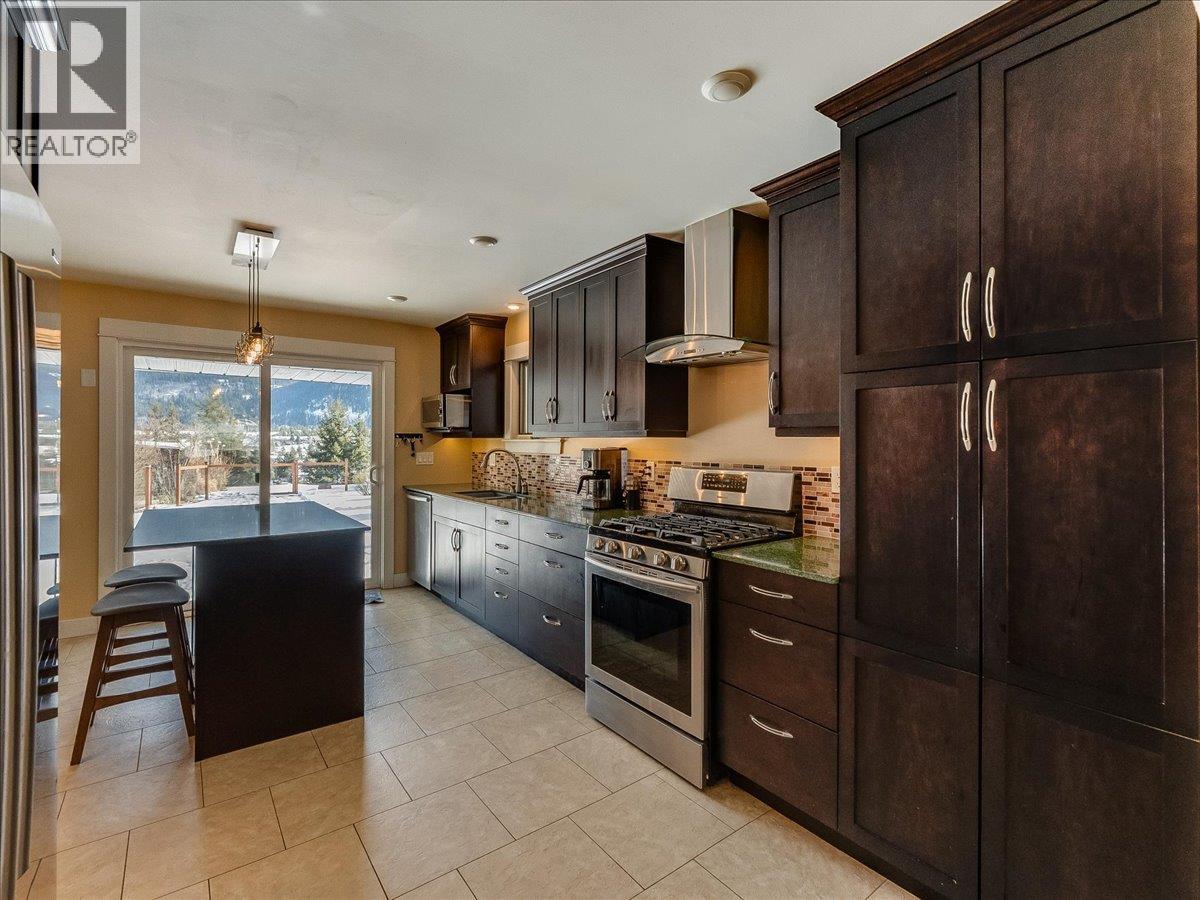 2329 5th Avenue, Castlegar, British Columbia  V1N 2T6 - Photo 9 - 10376782