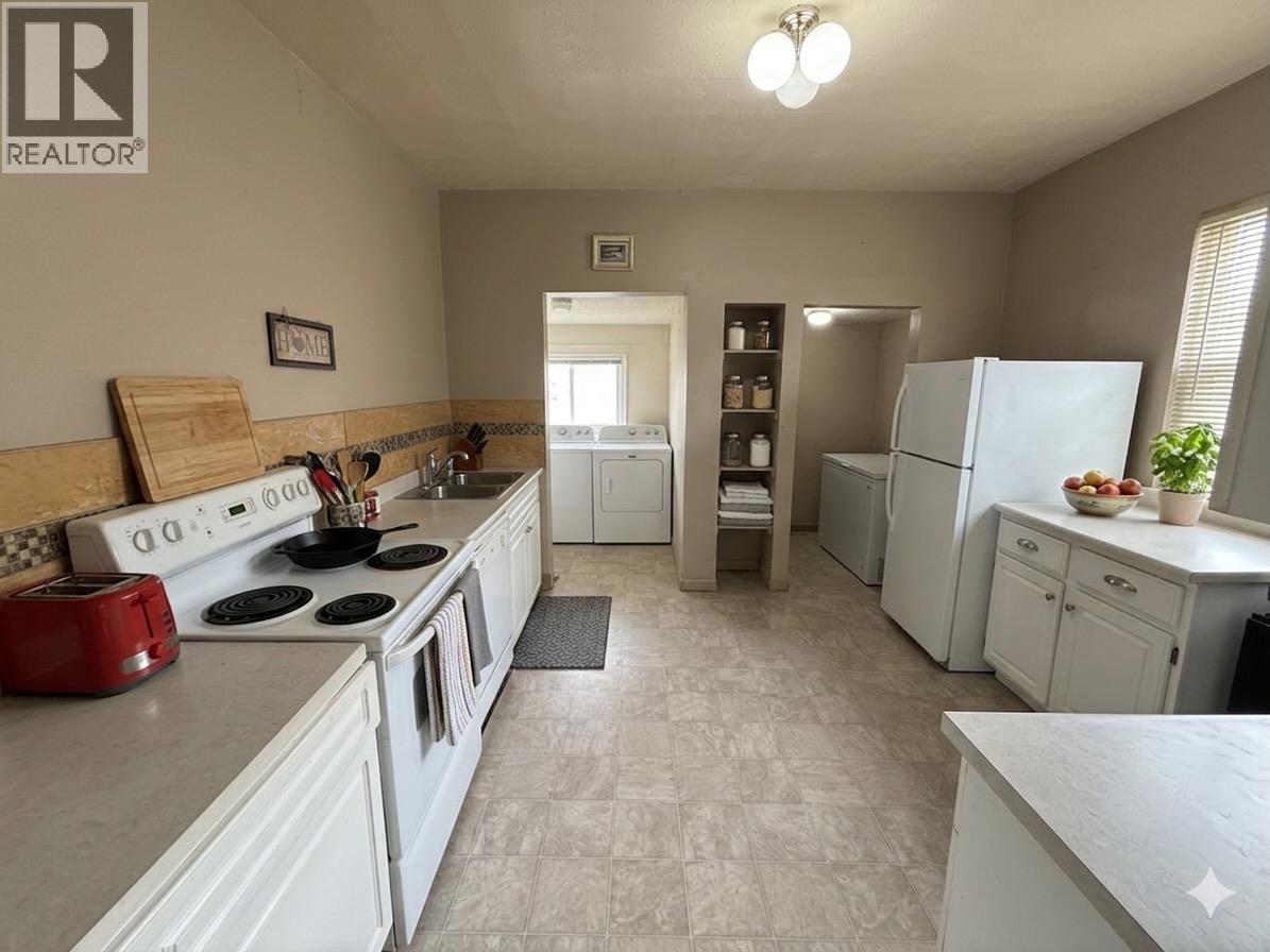 114 9th Avenue, Cranbrook, British Columbia  V1C 2M2 - Photo 3 - 10376474