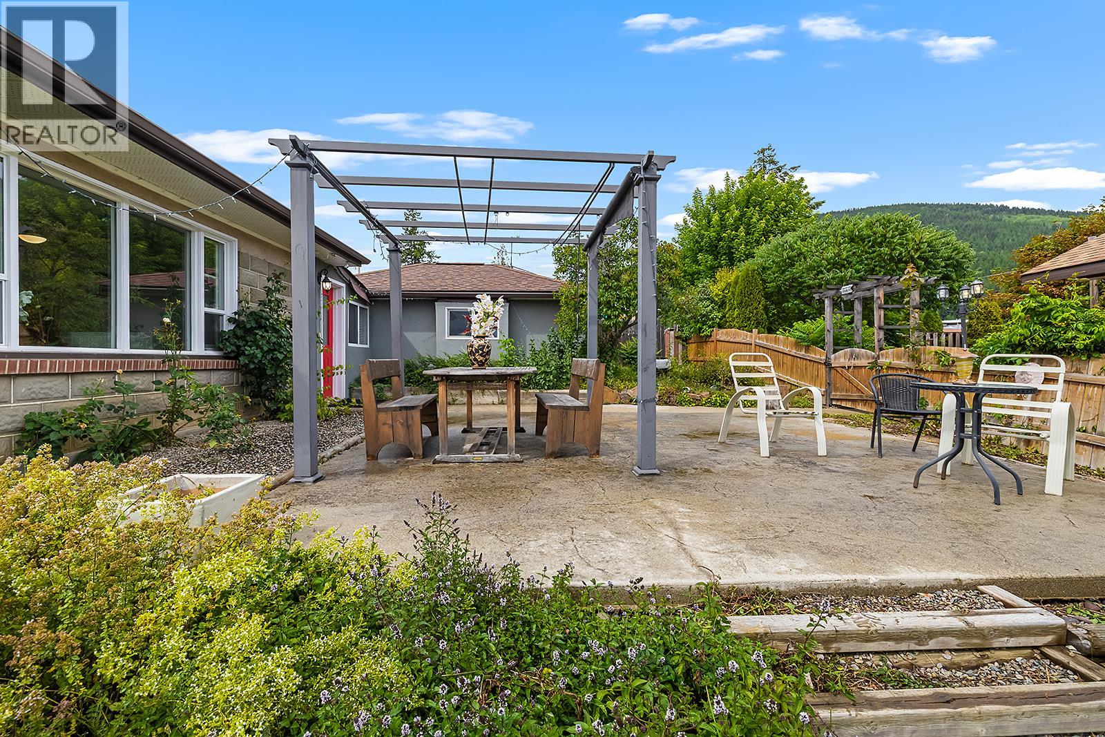 1417b Hillside Street, Creston, British Columbia  V0B 1G4 - Photo 3 - 10376375