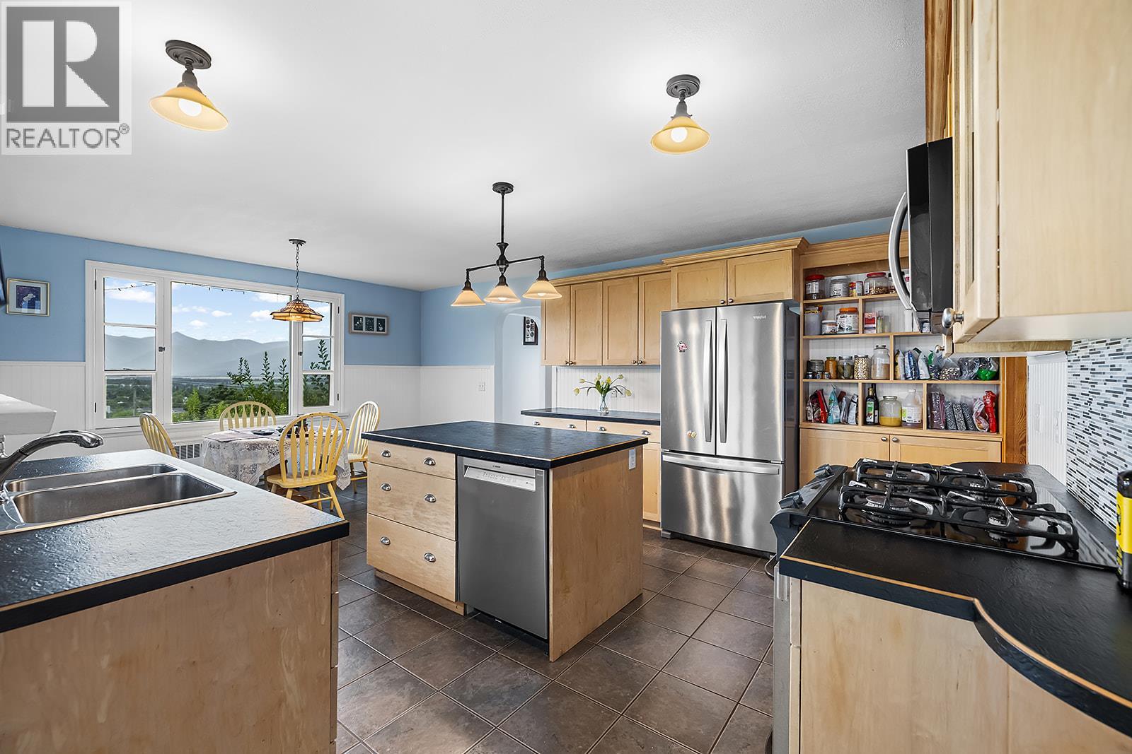 1417b Hillside Street, Creston, British Columbia  V0B 1G4 - Photo 4 - 10376375