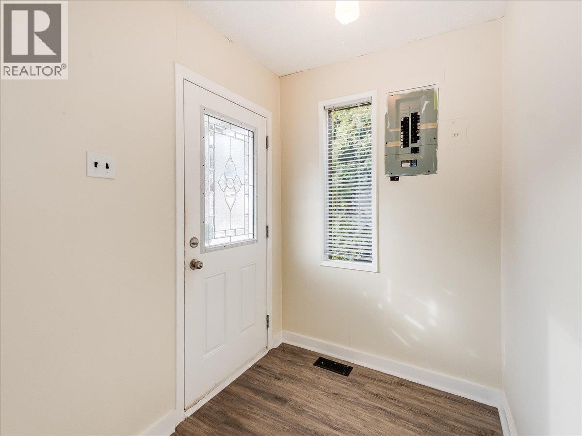 1867 Fifth Avenue, Trail, British Columbia  V1R 2G1 - Photo 11 - 10376905