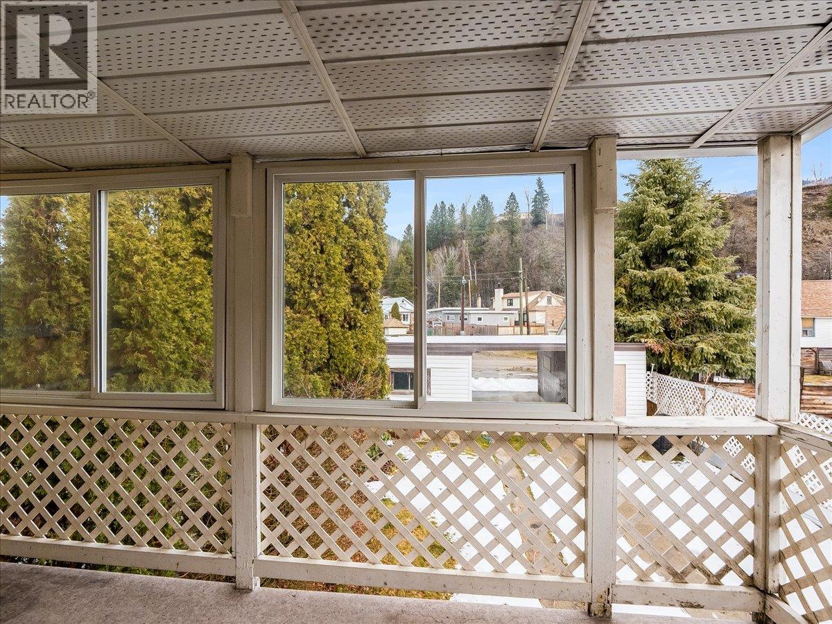 1867 Fifth Avenue, Trail, British Columbia  V1R 2G1 - Photo 39 - 10376905