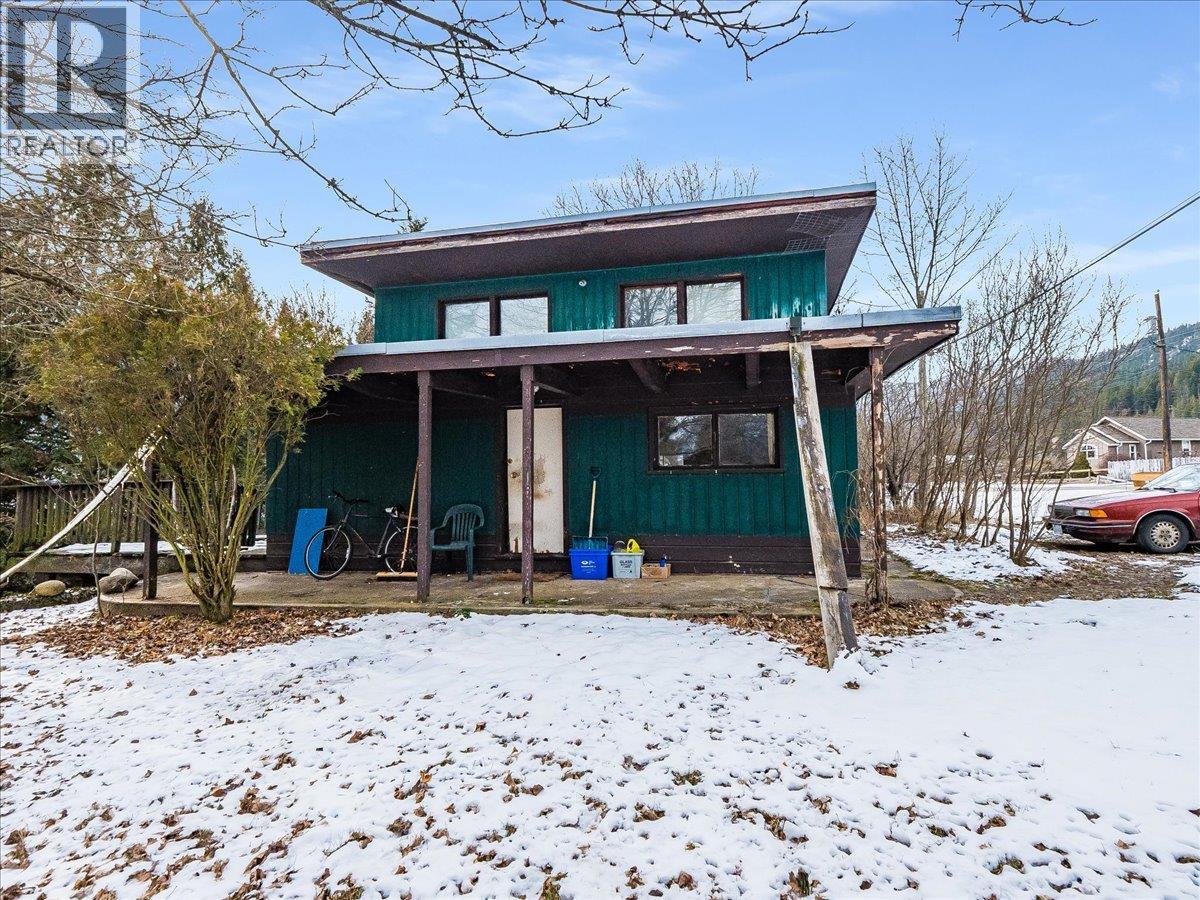 2962 Charleston Avenue, Castlegar, British Columbia  V1N 4V3 - Photo 1 - 10376932