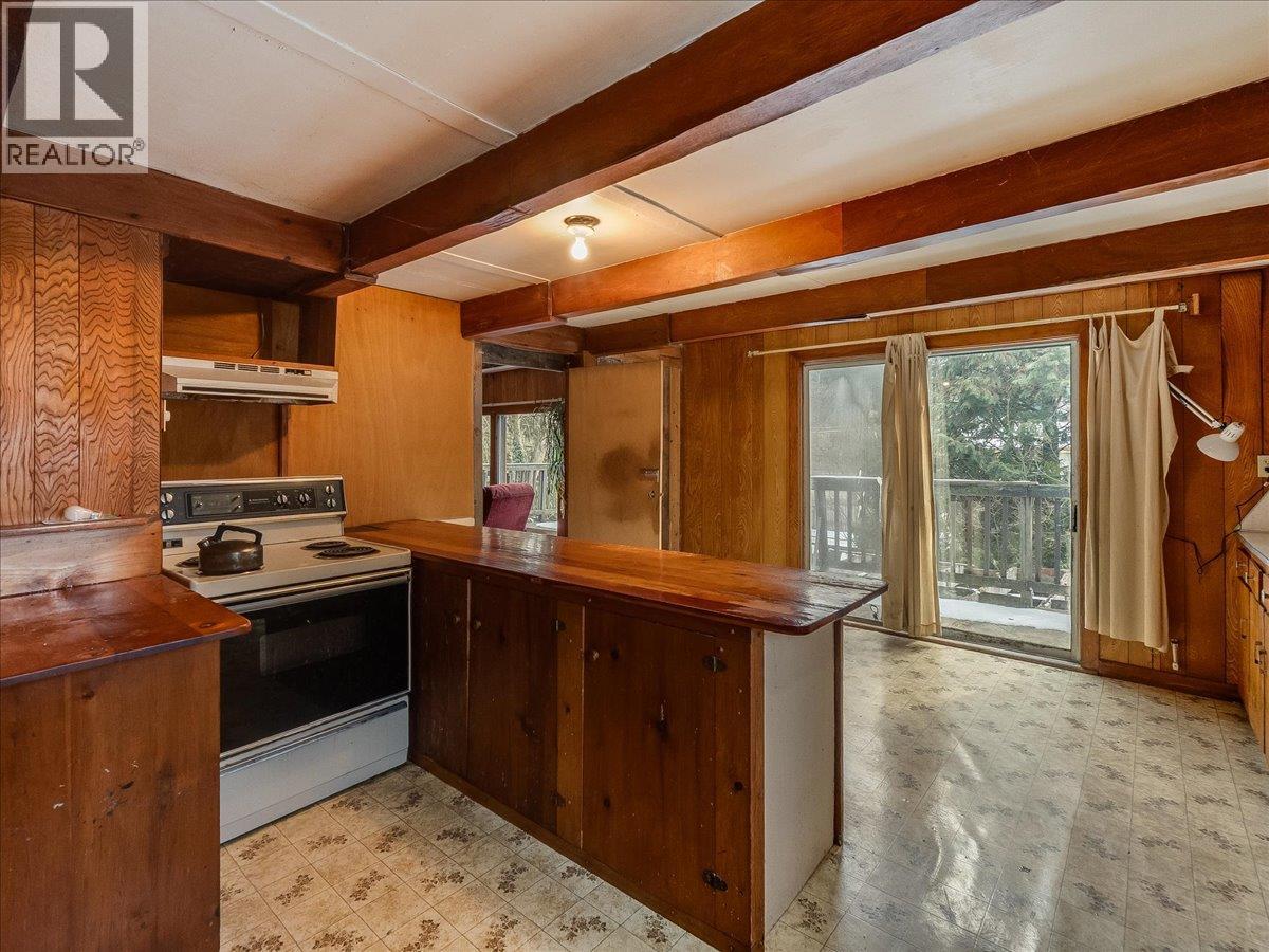 2962 Charleston Avenue, Castlegar, British Columbia  V1N 4V3 - Photo 10 - 10376932