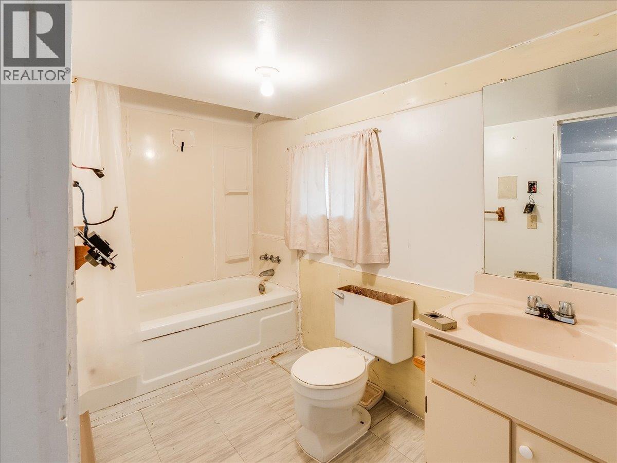 2962 Charleston Avenue, Castlegar, British Columbia  V1N 4V3 - Photo 31 - 10376932