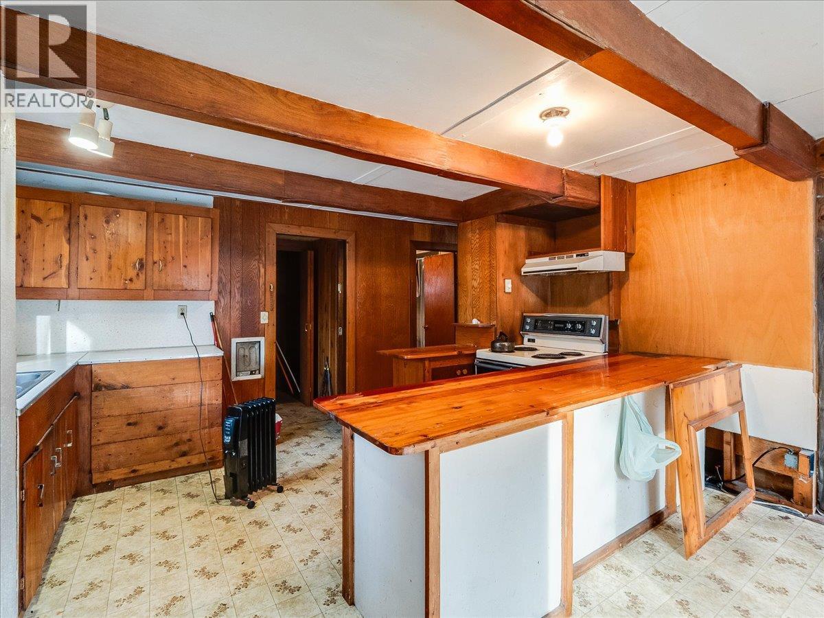 2962 Charleston Avenue, Castlegar, British Columbia  V1N 4V3 - Photo 9 - 10376932