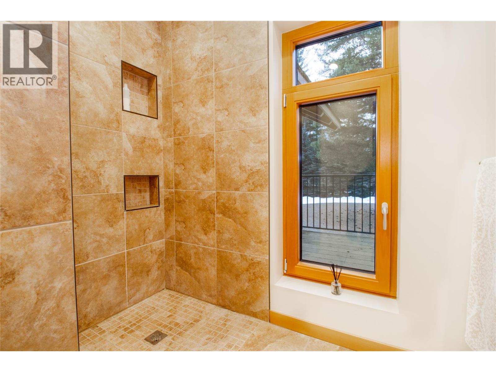 3266 Airport Way, Revelstoke, British Columbia  V0E 2S3 - Photo 17 - 10376848