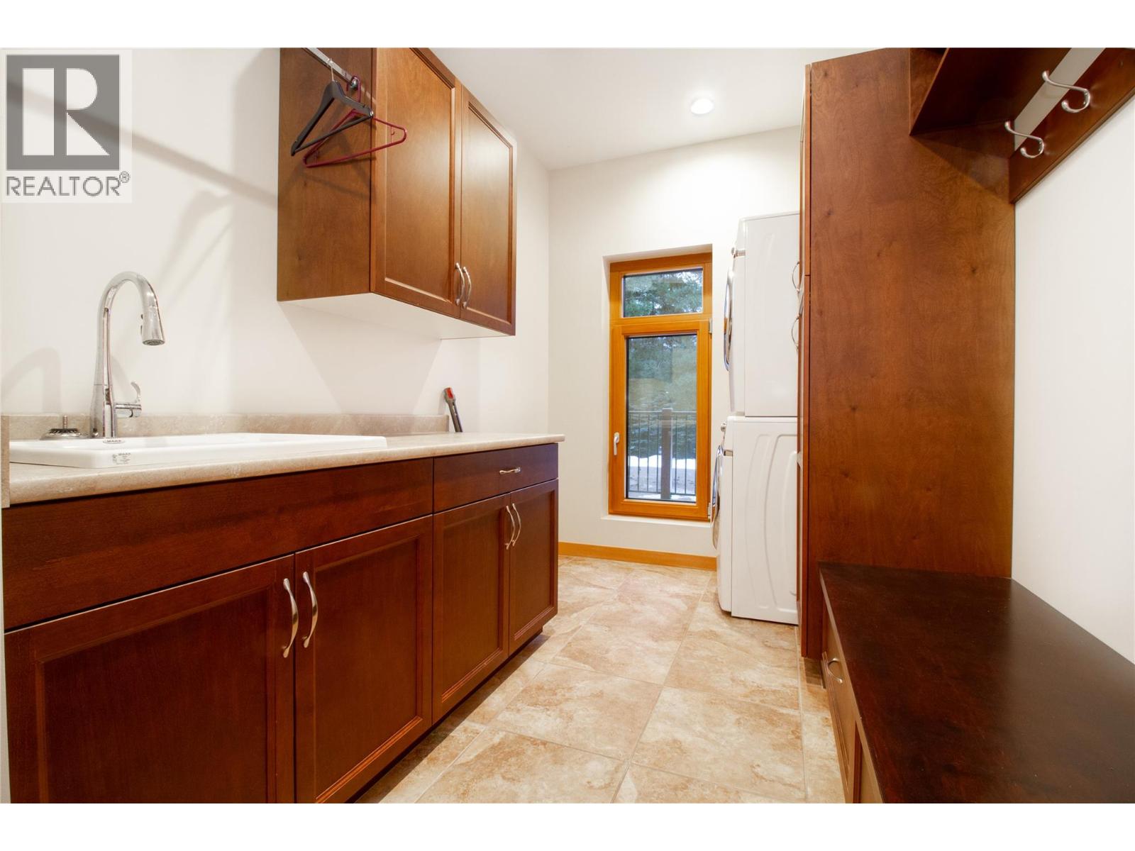 3266 Airport Way, Revelstoke, British Columbia  V0E 2S3 - Photo 6 - 10376848