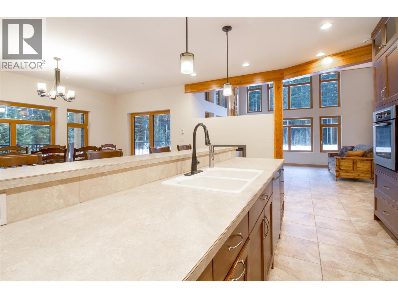 3266 Airport Way, Revelstoke, British Columbia  V0E 2S3 - Photo 8 - 10376848