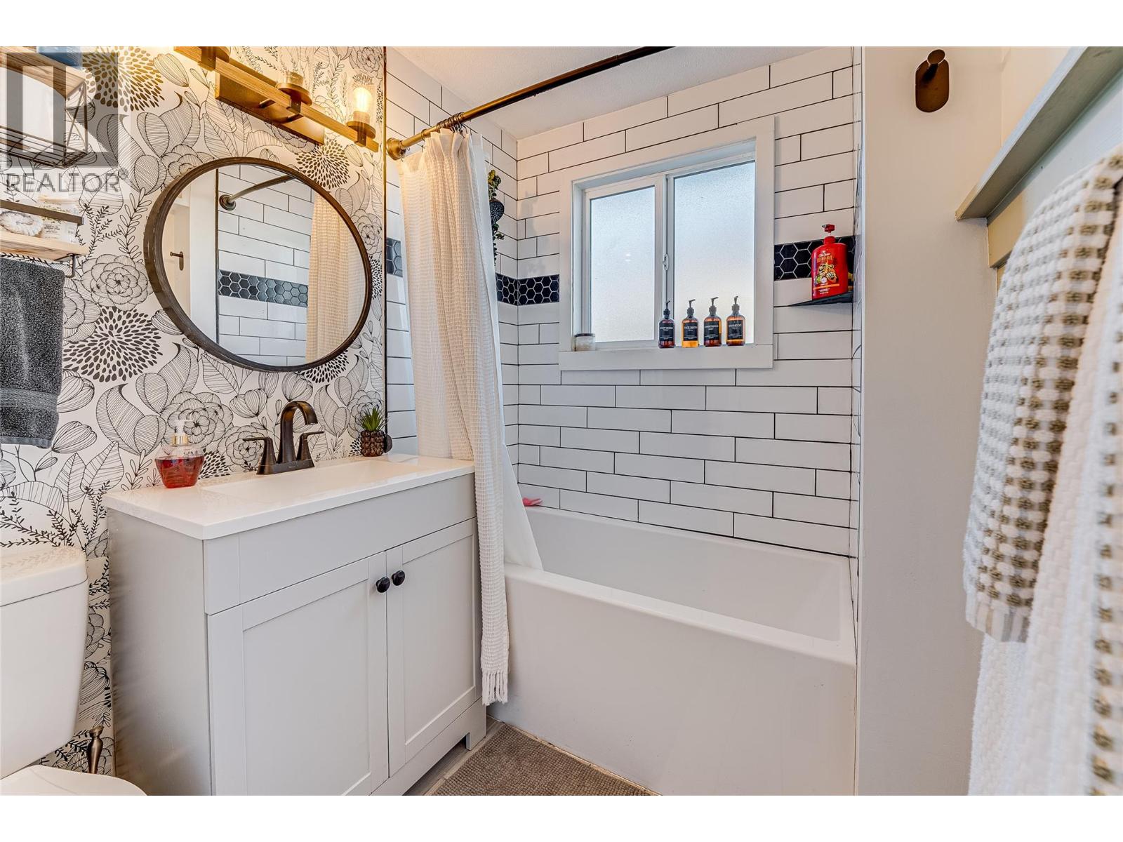 8700 Lakeview Drive, Coldstream, British Columbia  V1B 1W3 - Photo 17 - 10376805