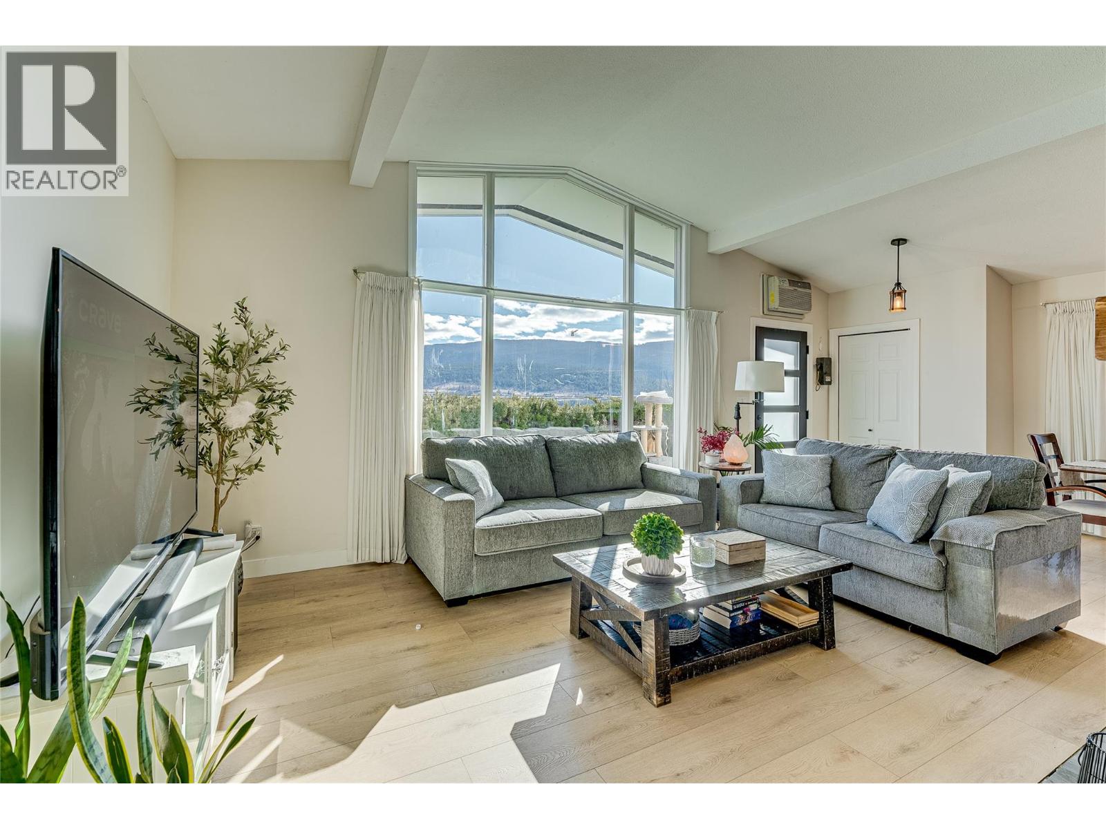 8700 Lakeview Drive, Coldstream, British Columbia  V1B 1W3 - Photo 4 - 10376805