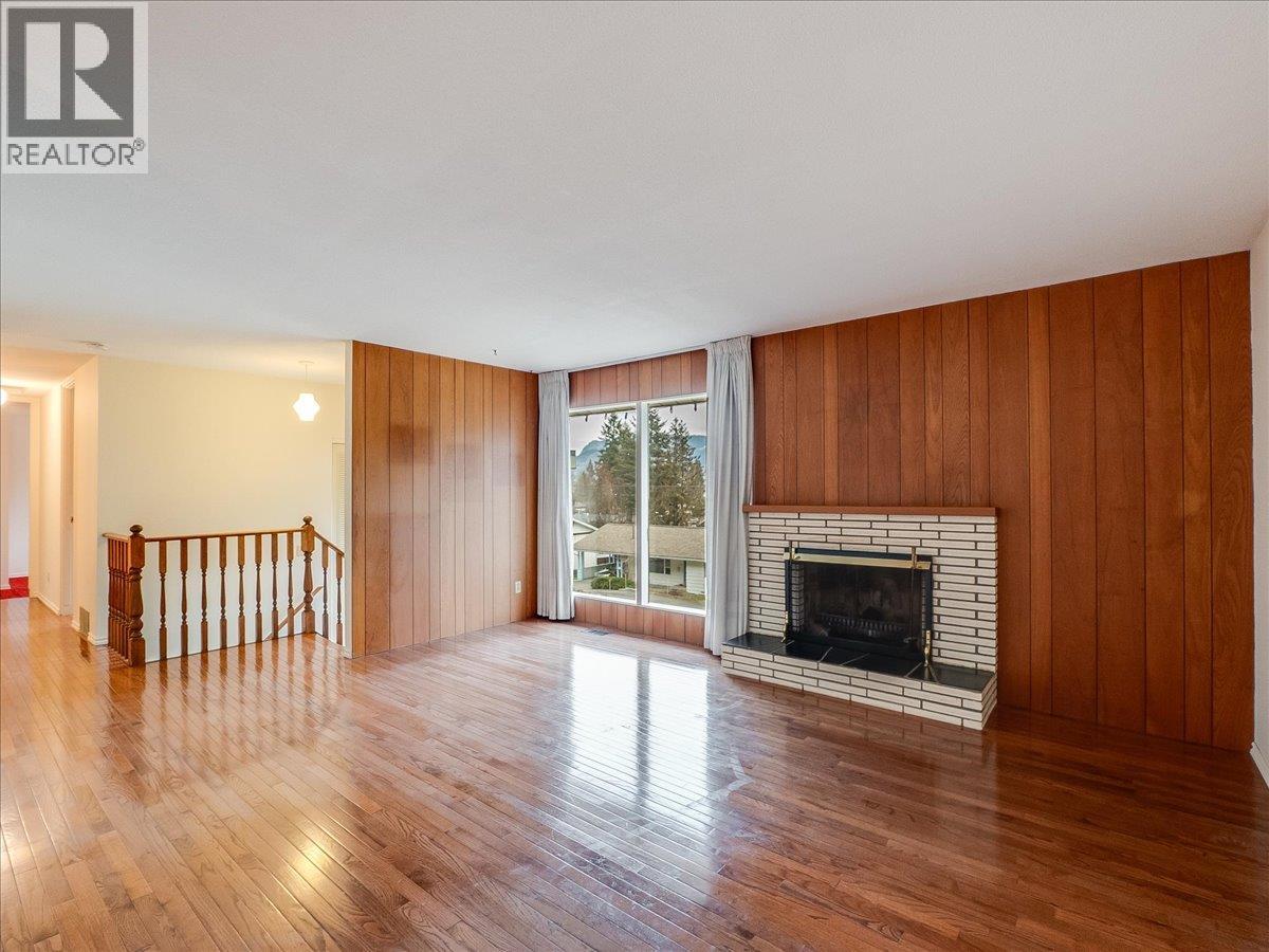 2242 11th Avenue, Castlegar, British Columbia  V1N 3A6 - Photo 4 - 10376492