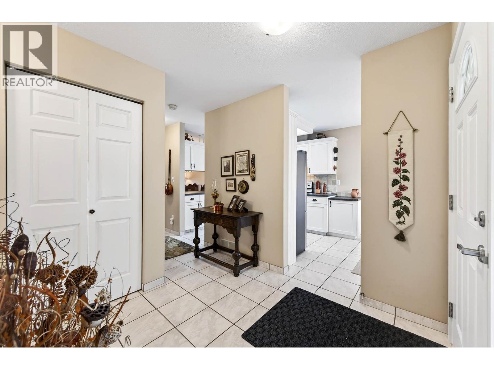 1750 Pacific Way Unit# 16, Kamloops, British Columbia  V2E 2K8 - Photo 4 - 10376925