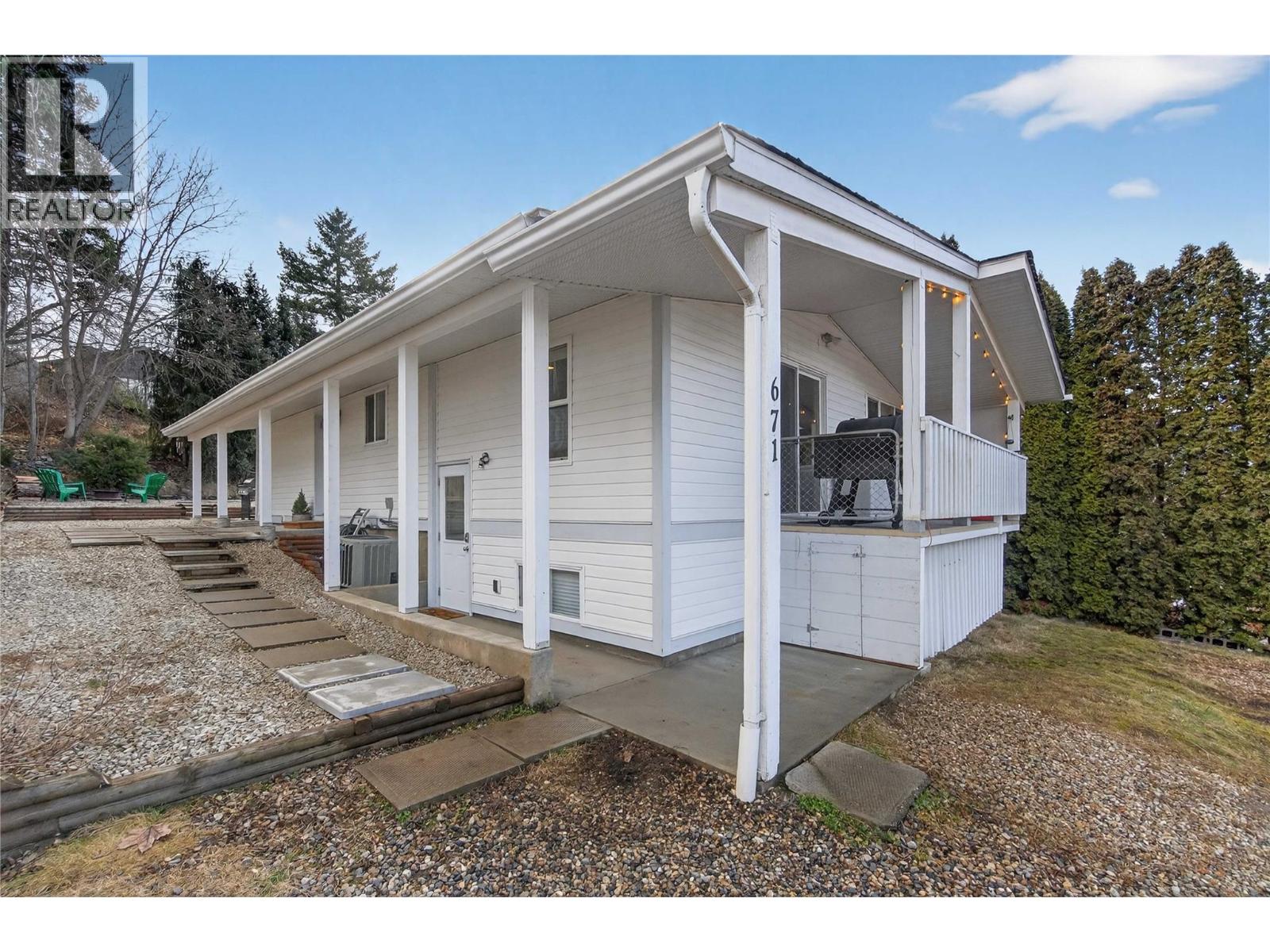 671 1 Avenue Se, Salmon Arm, British Columbia  V1E 1G7 - Photo 1 - 10376943