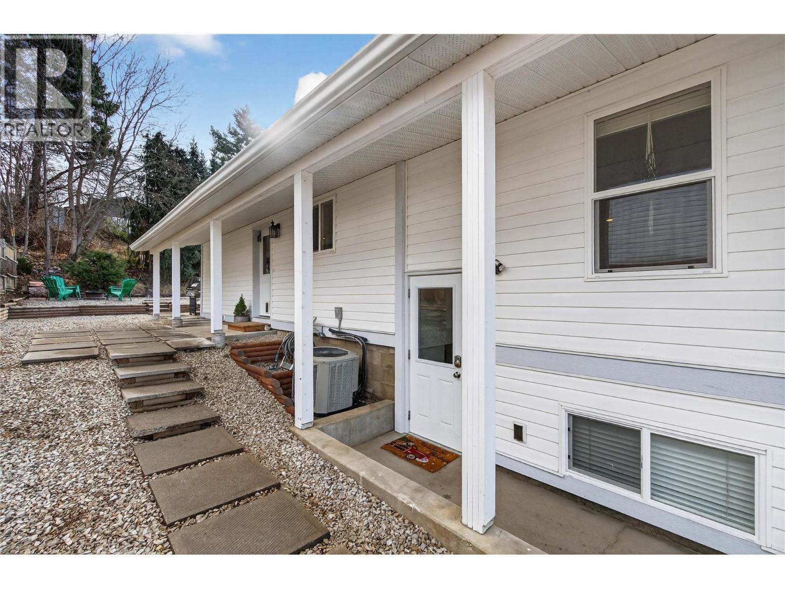 671 1 Avenue Se, Salmon Arm, British Columbia  V1E 1G7 - Photo 2 - 10376943