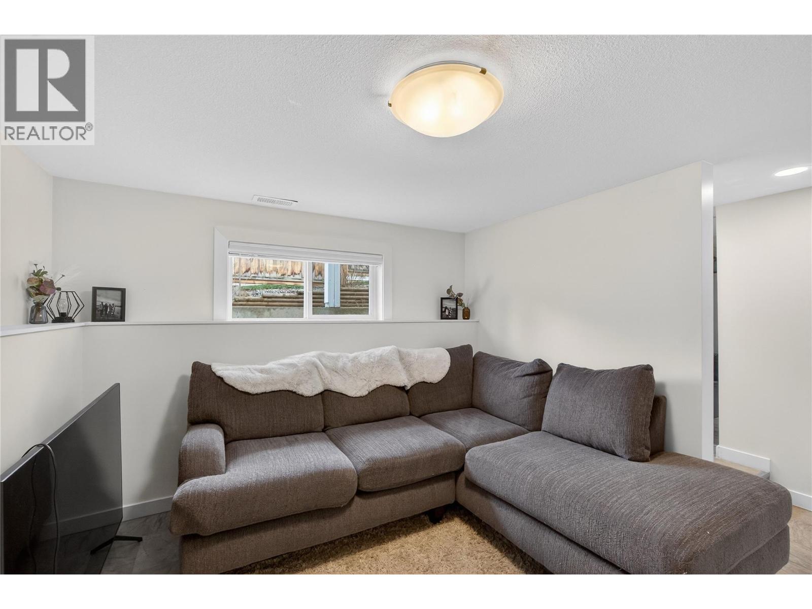 671 1 Avenue Se, Salmon Arm, British Columbia  V1E 1G7 - Photo 43 - 10376943