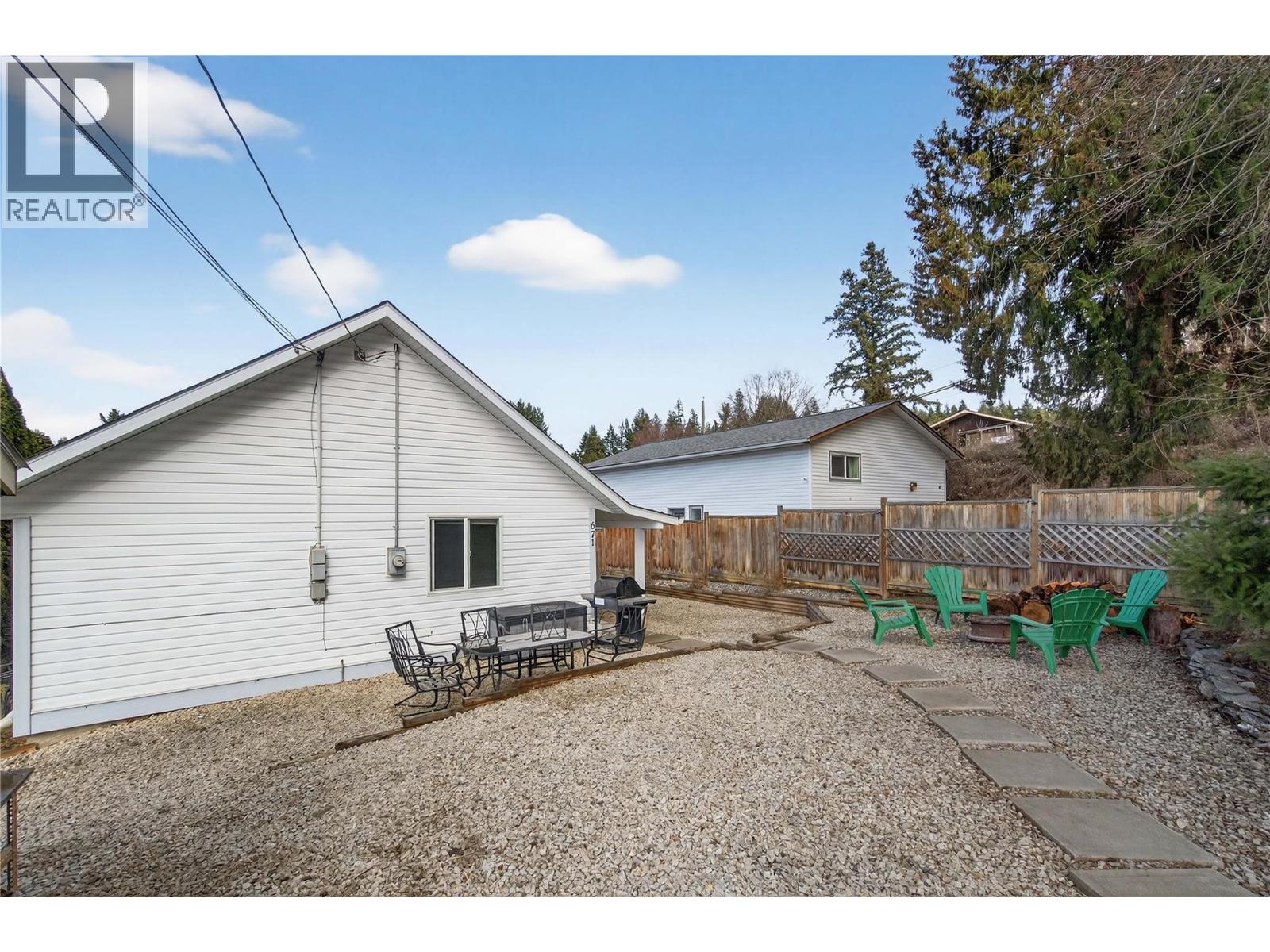 671 1 Avenue Se, Salmon Arm, British Columbia  V1E 1G7 - Photo 5 - 10376943