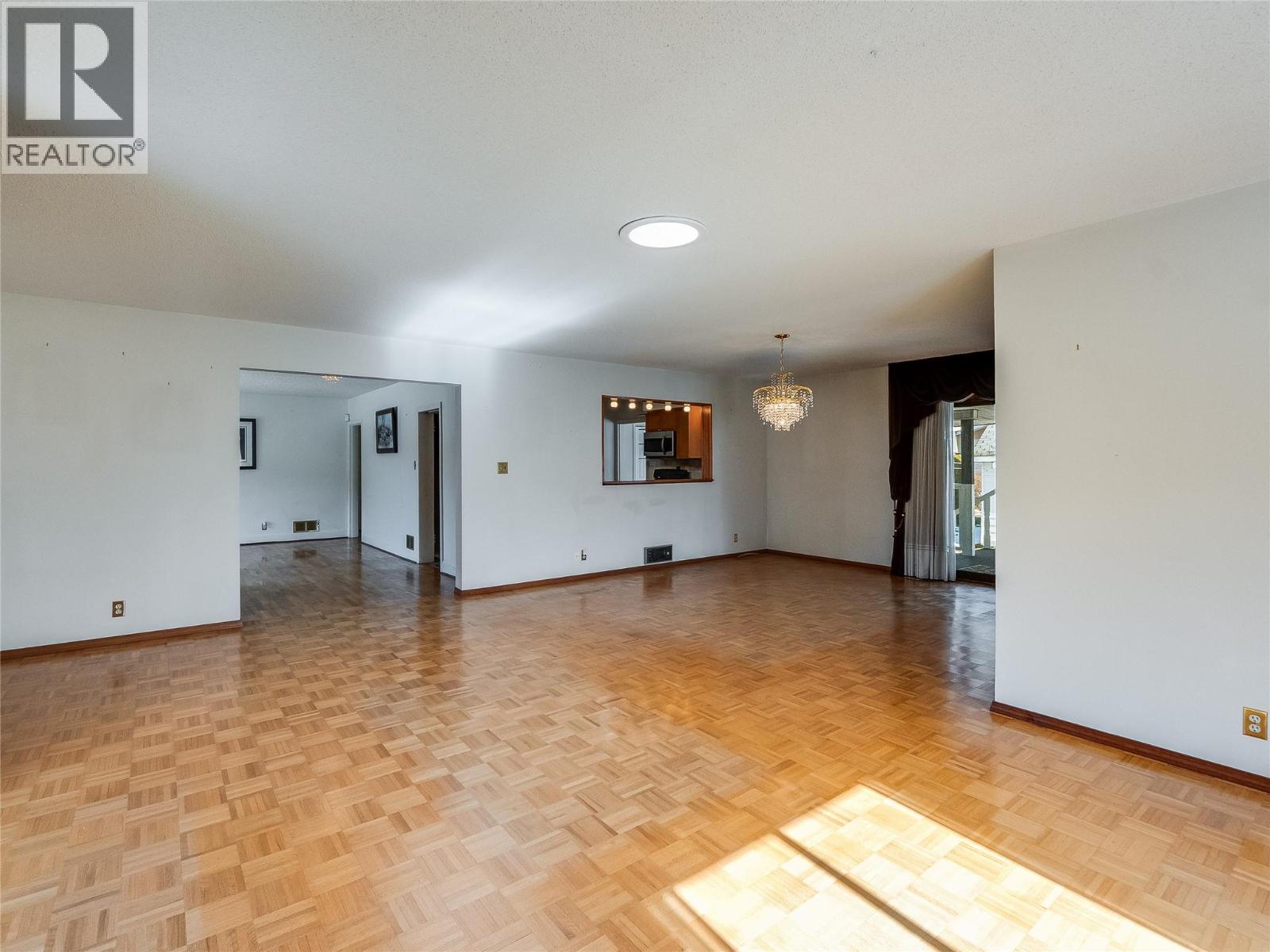 101 10th Avenue, Castlegar, British Columbia  V1N 1J9 - Photo 21 - 10377065