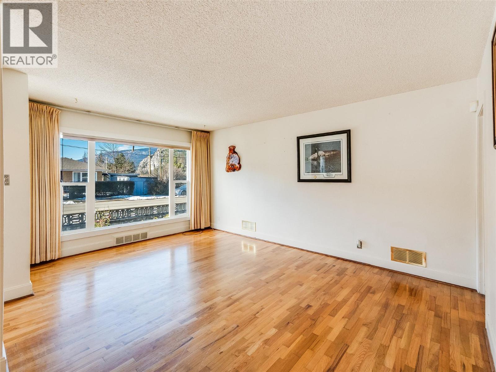 101 10th Avenue, Castlegar, British Columbia  V1N 1J9 - Photo 9 - 10377065