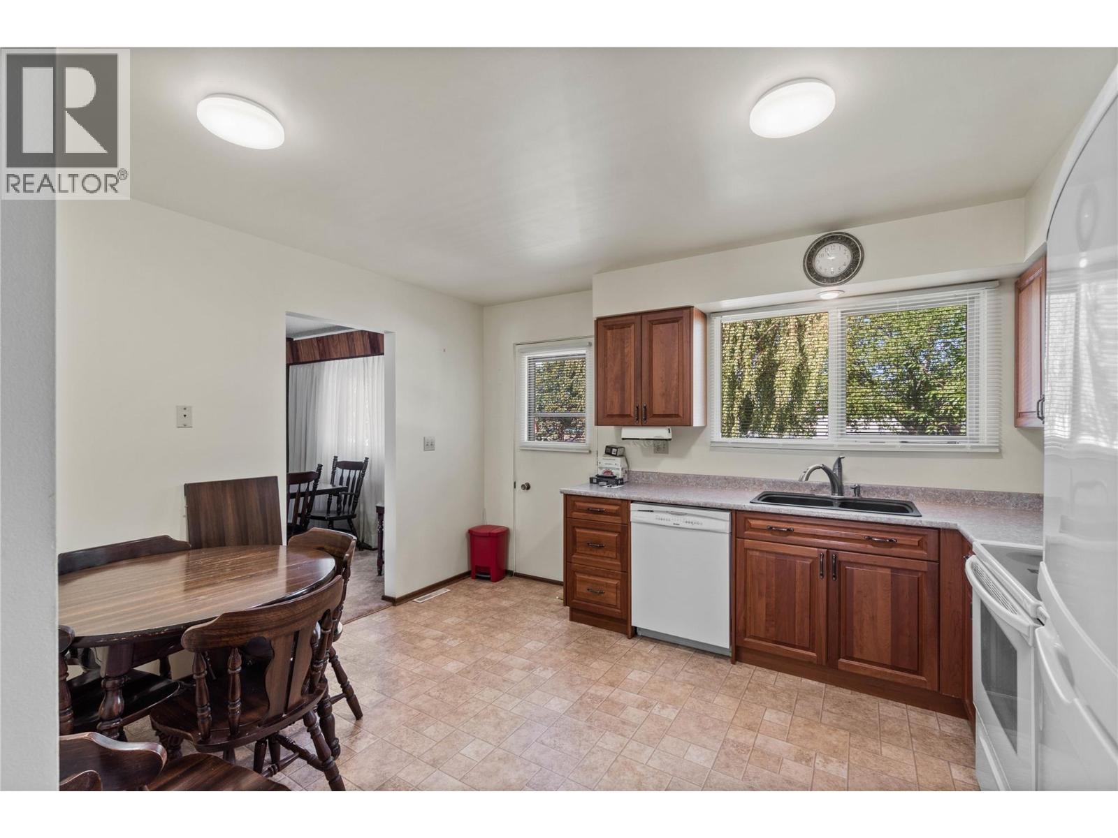 1118 Chateau Street, Kamloops, British Columbia  V2B 5R4 - Photo 8 - 10377081