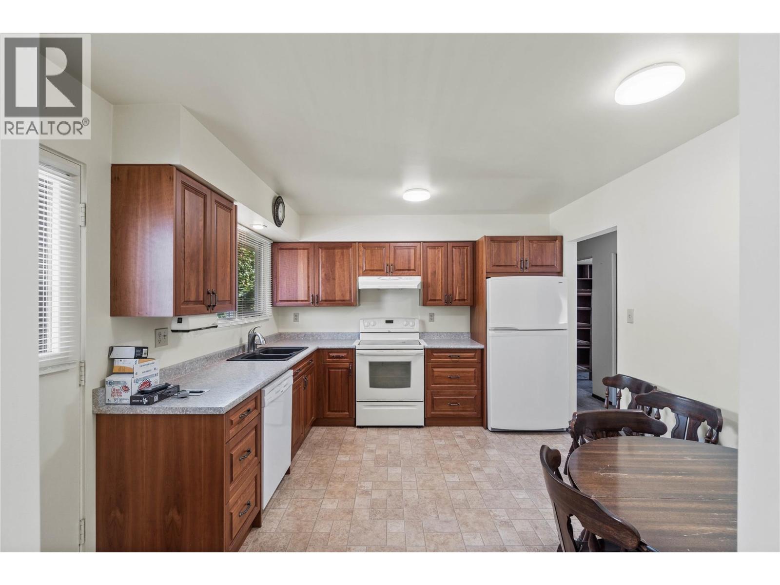 1118 Chateau Street, Kamloops, British Columbia  V2B 5R4 - Photo 9 - 10377081