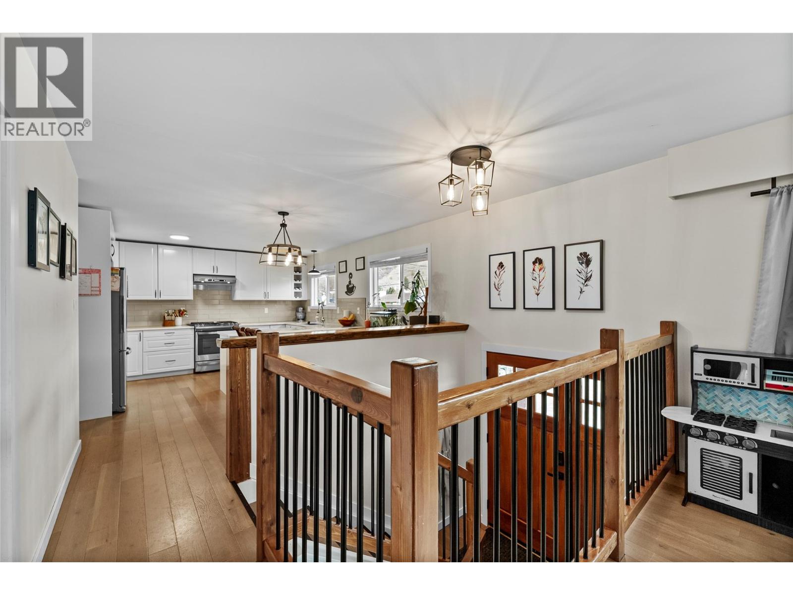 821 Puhallo Drive, Kamloops, British Columbia  V2B 6P8 - Photo 11 - 10376384