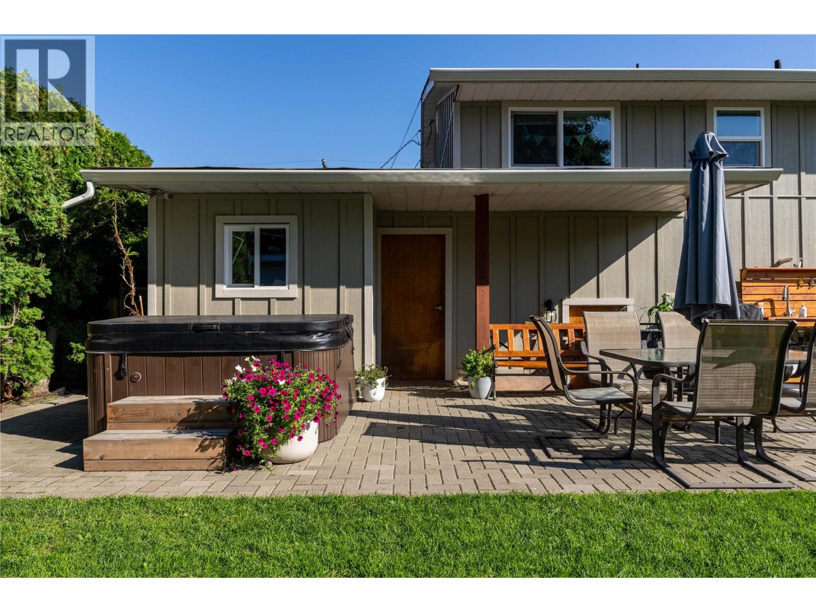 821 Puhallo Drive, Kamloops, British Columbia  V2B 6P8 - Photo 3 - 10376384