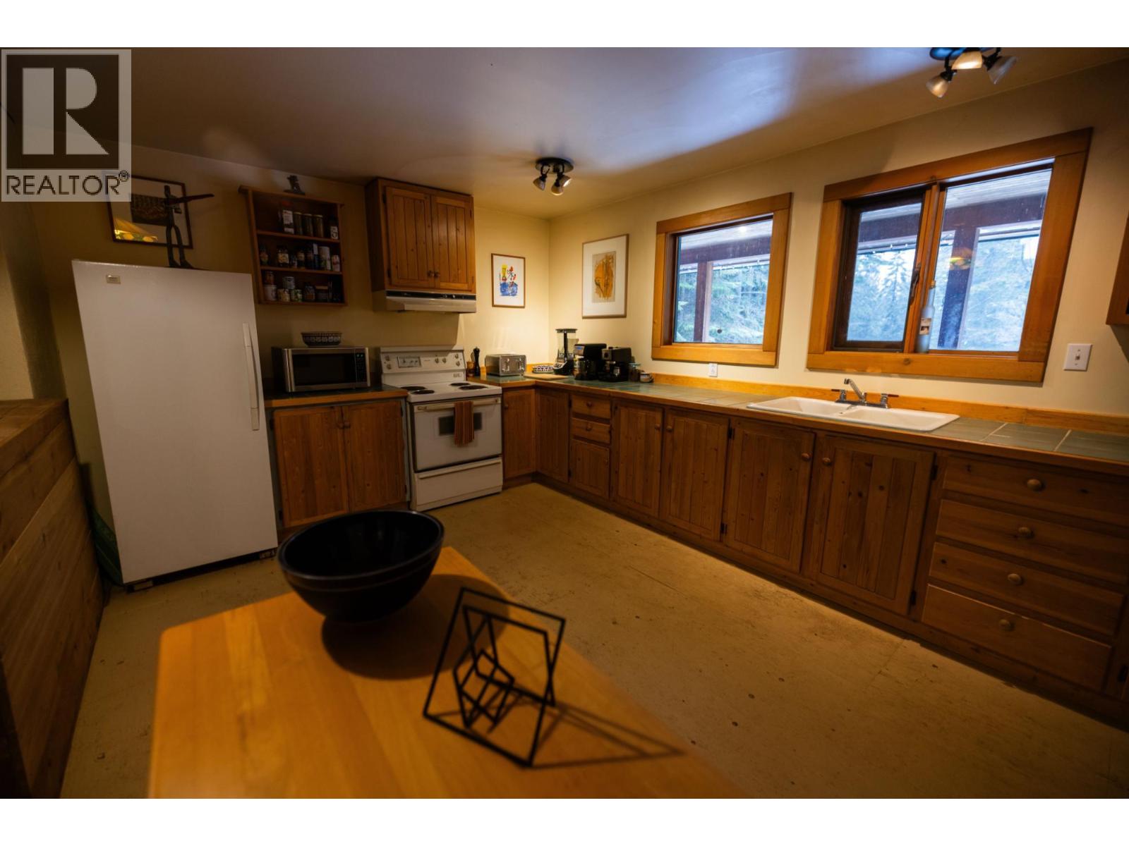 6225 Porto Rico Ymir Road, Ymir, British Columbia  V0G 2K0 - Photo 17 - 10377305