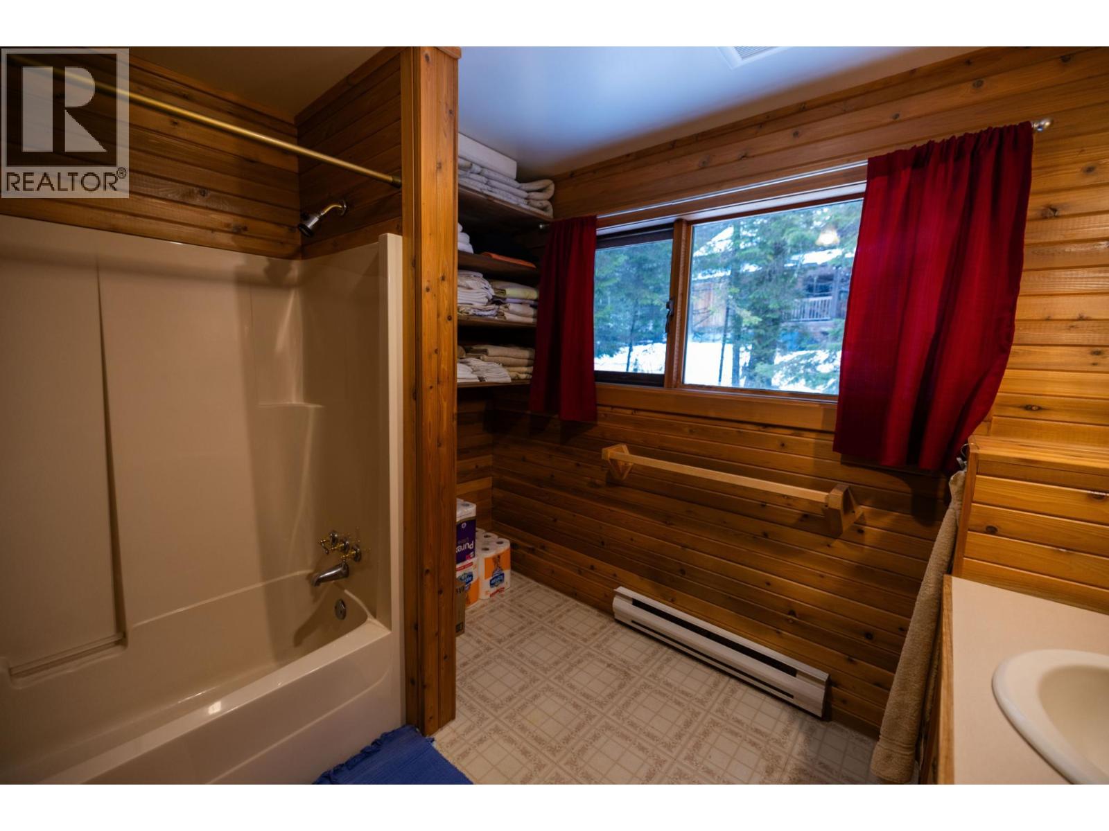 6225 Porto Rico Ymir Road, Ymir, British Columbia  V0G 2K0 - Photo 21 - 10377305