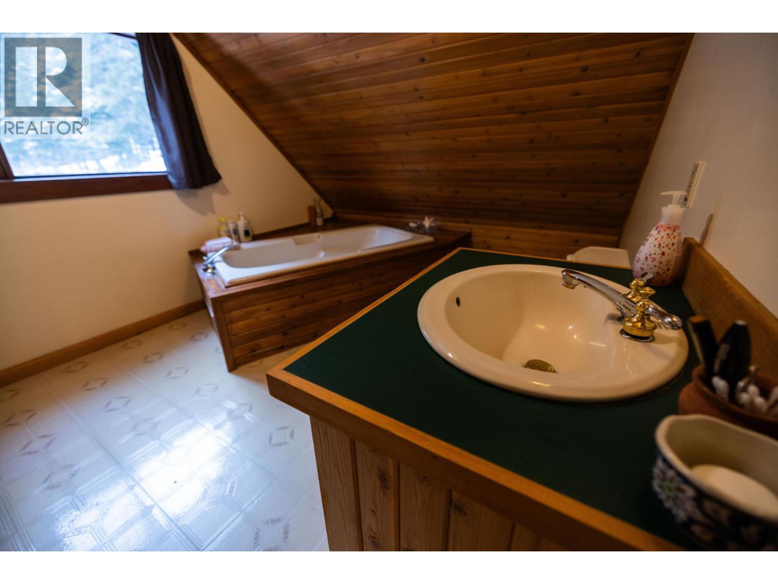 6225 Porto Rico Ymir Road, Ymir, British Columbia  V0G 2K0 - Photo 24 - 10377305