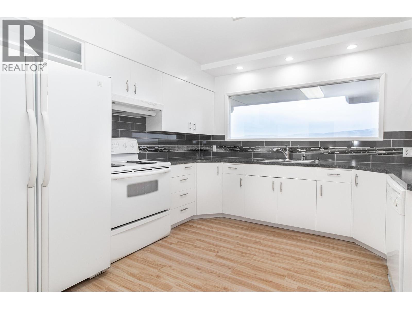 4829 Lakeshore Road, Kelowna, British Columbia  V1W 4H6 - Photo 3 - 10377092