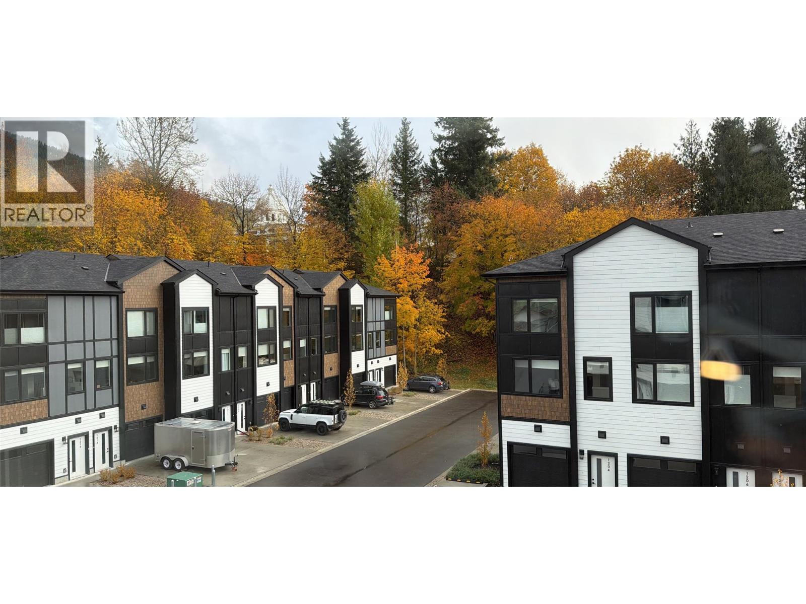 402 King Street, Revelstoke, British Columbia  V0E 2S0 - Photo 1 - 10377097