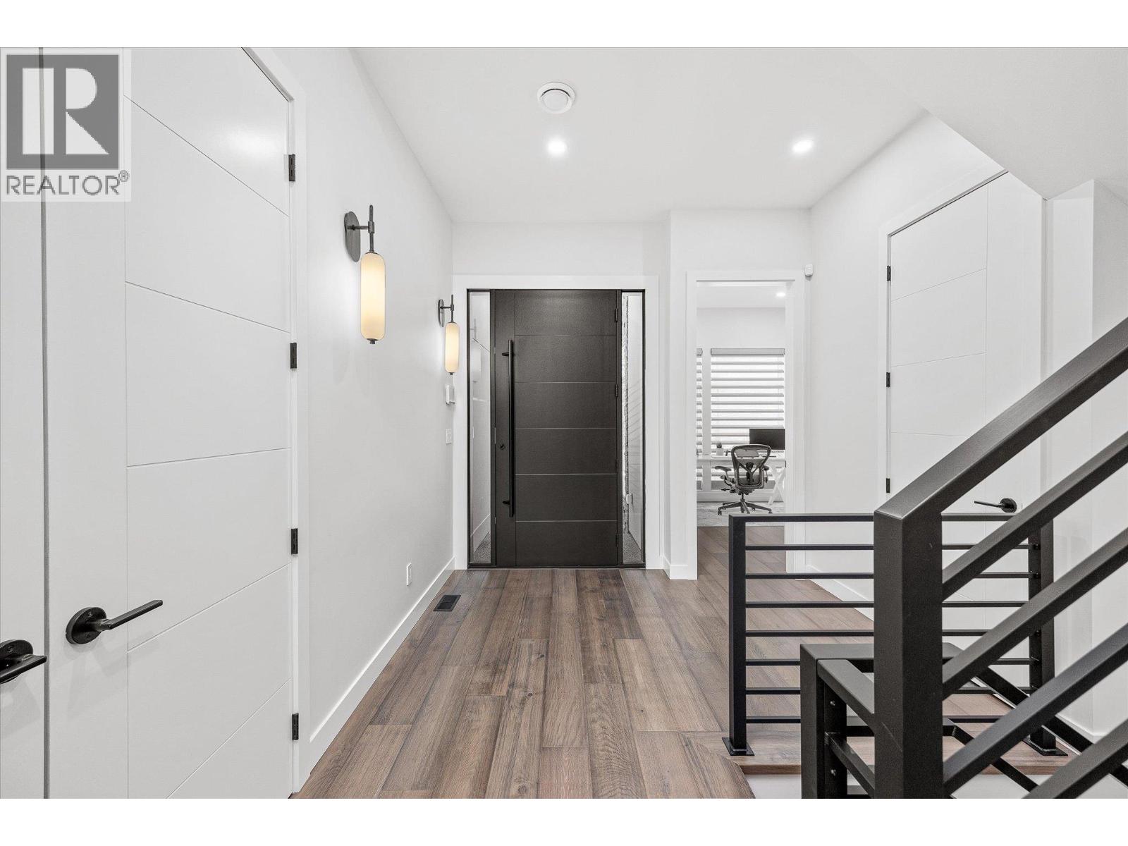 10058 Beacon Hill Drive, Lake Country, British Columbia  V4V 0A9 - Photo 4 - 10377279