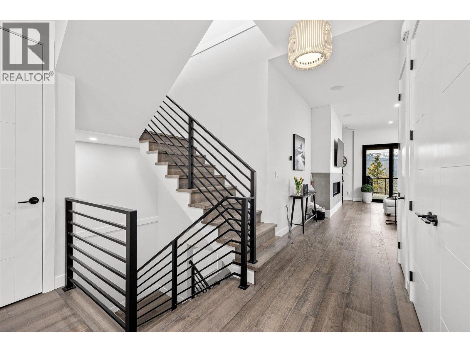 10058 Beacon Hill Drive, Lake Country, British Columbia  V4V 0A9 - Photo 5 - 10377279