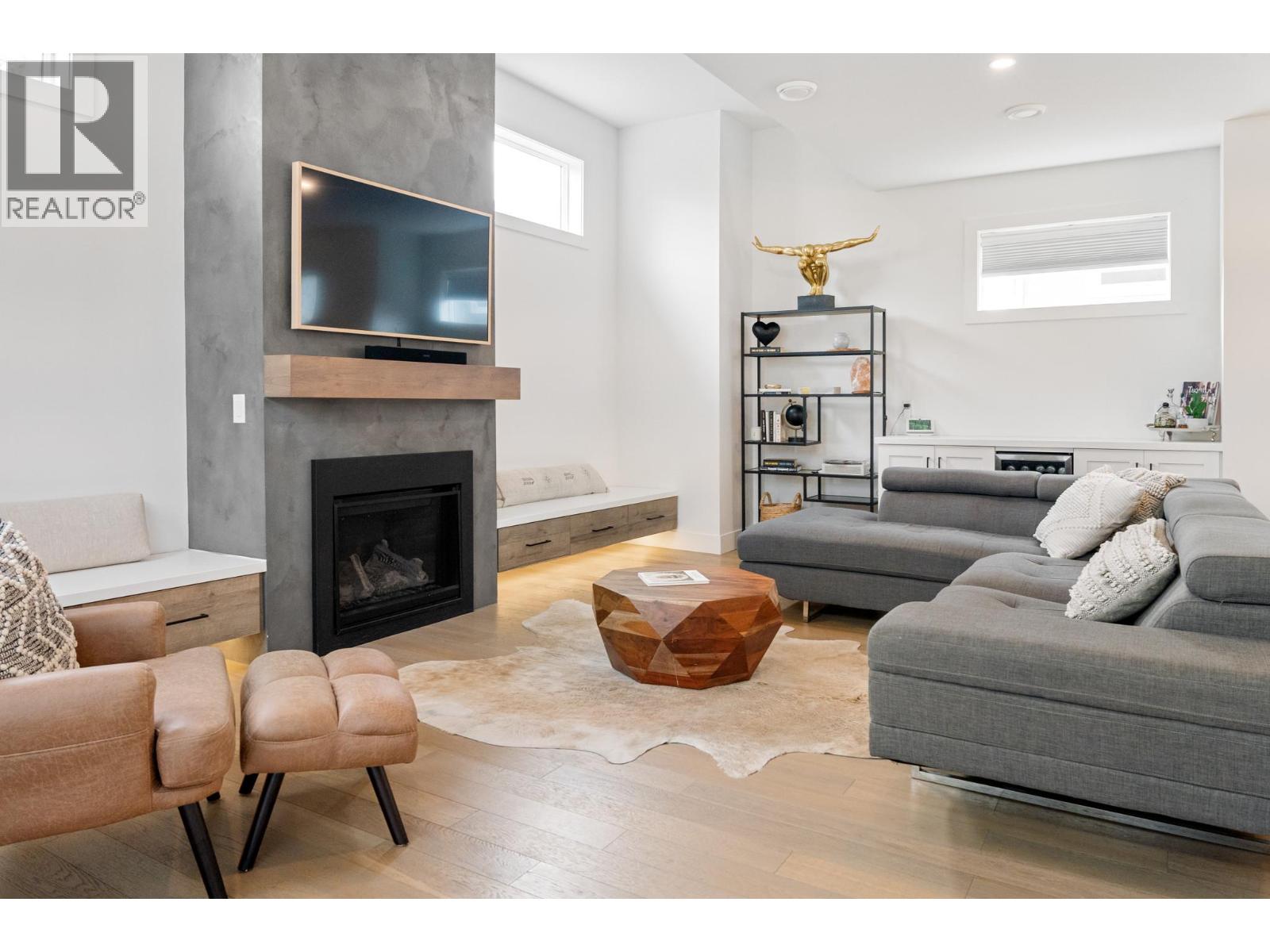 2481 Ethel Street, Kelowna, British Columbia  V1Y 3A4 - Photo 2 - 10376720