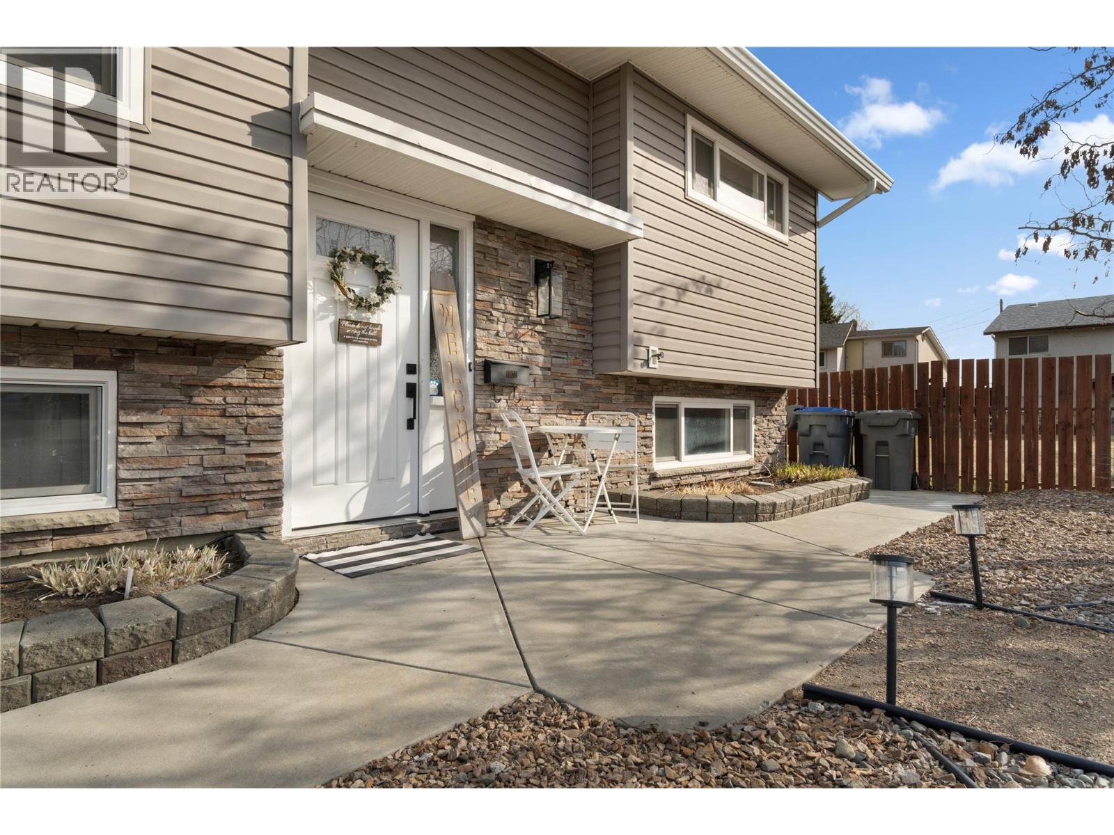 1077 Desmond Place, Kamloops, British Columbia  V2B 5L2 - Photo 2 - 10369826