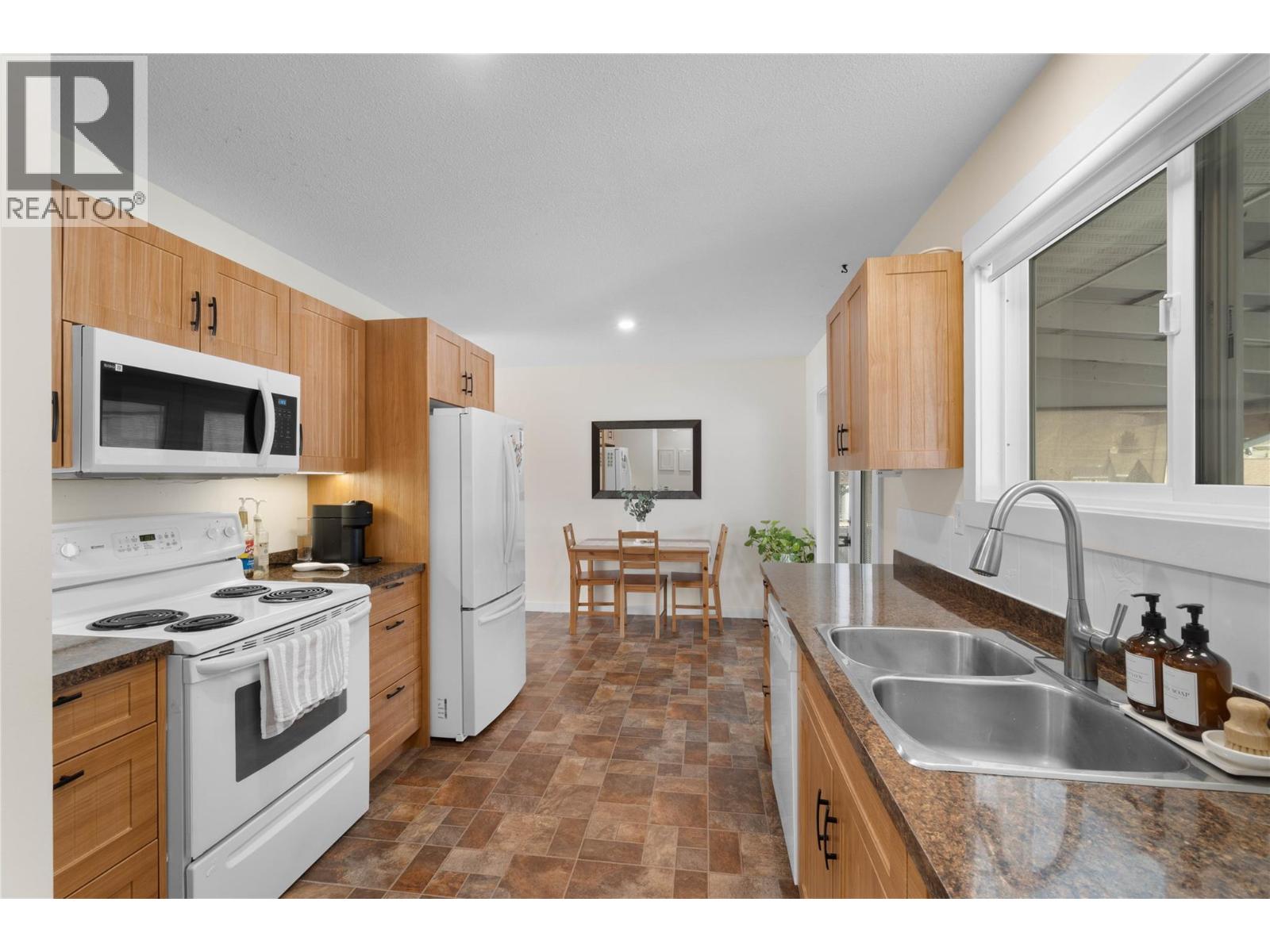 1077 Desmond Place, Kamloops, British Columbia  V2B 5L2 - Photo 6 - 10369826