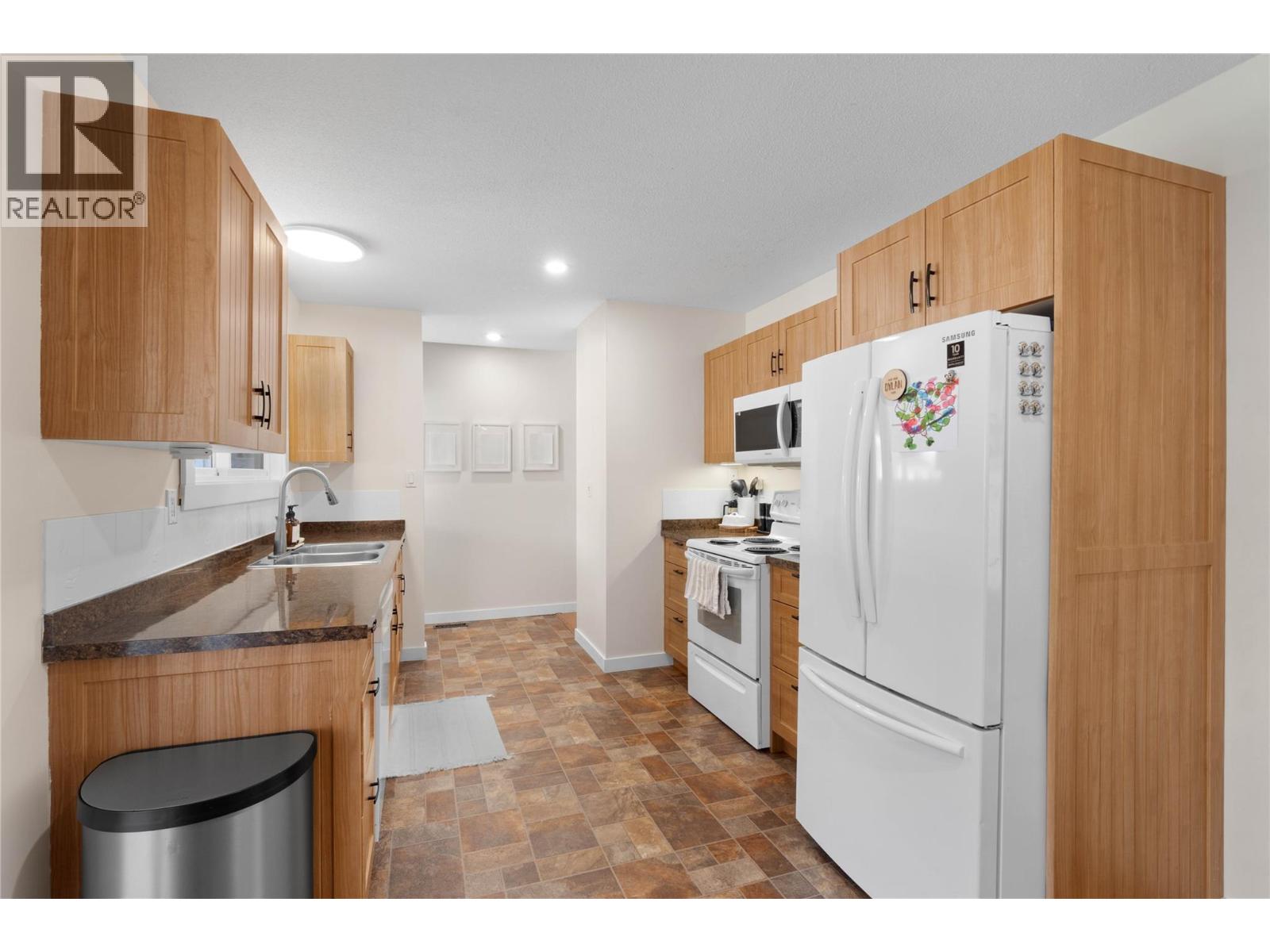 1077 Desmond Place, Kamloops, British Columbia  V2B 5L2 - Photo 7 - 10369826