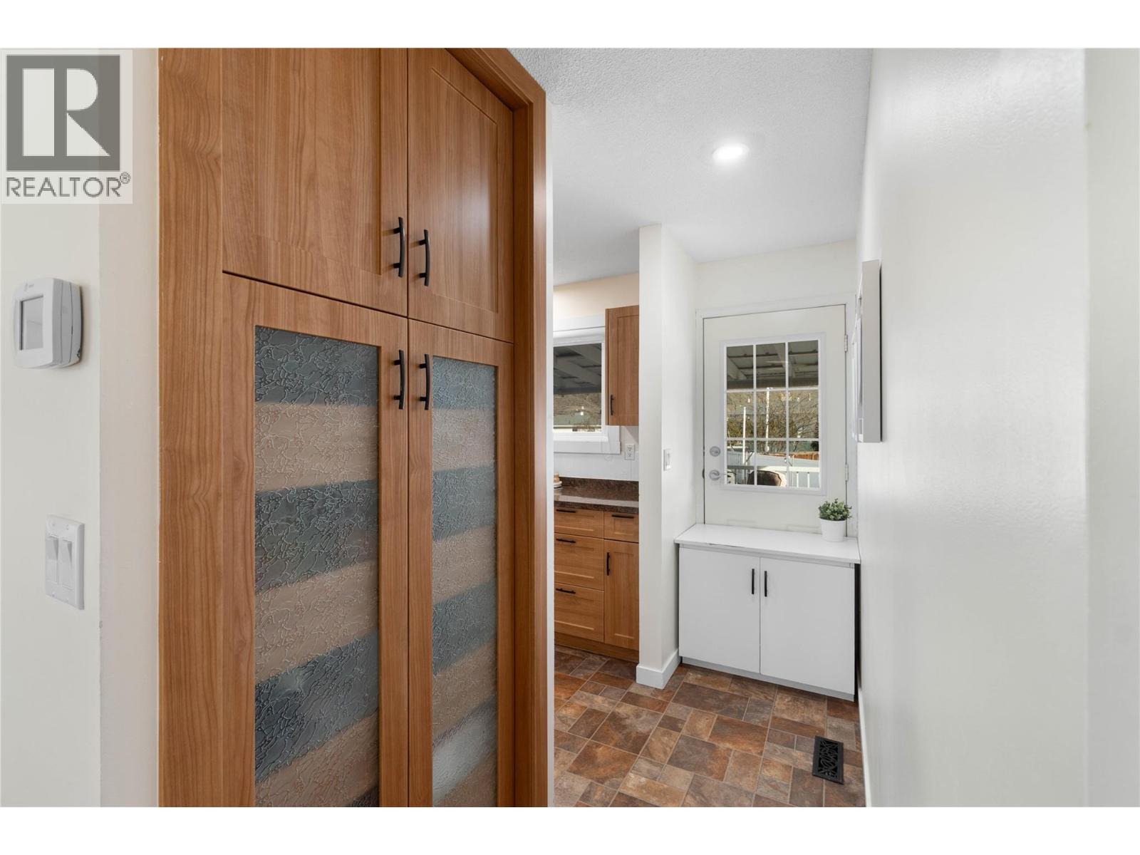 1077 Desmond Place, Kamloops, British Columbia  V2B 5L2 - Photo 9 - 10369826