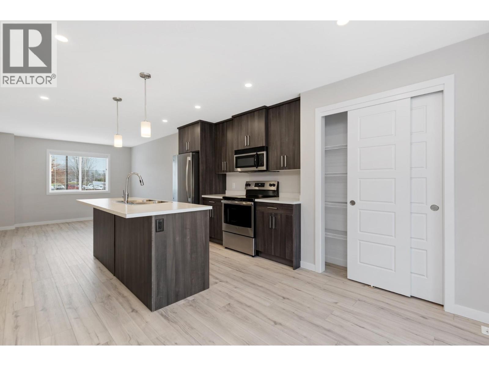 2081 11 Avenue Ne Unit# 1, Salmon Arm, British Columbia  V1E 0G1 - Photo 3 - 10377207