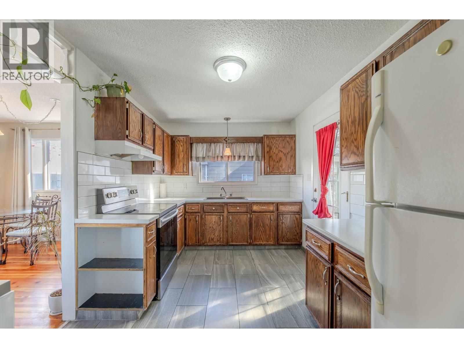 376 Green Avenue W, Penticton, British Columbia  V2A 3T3 - Photo 5 - 10377451