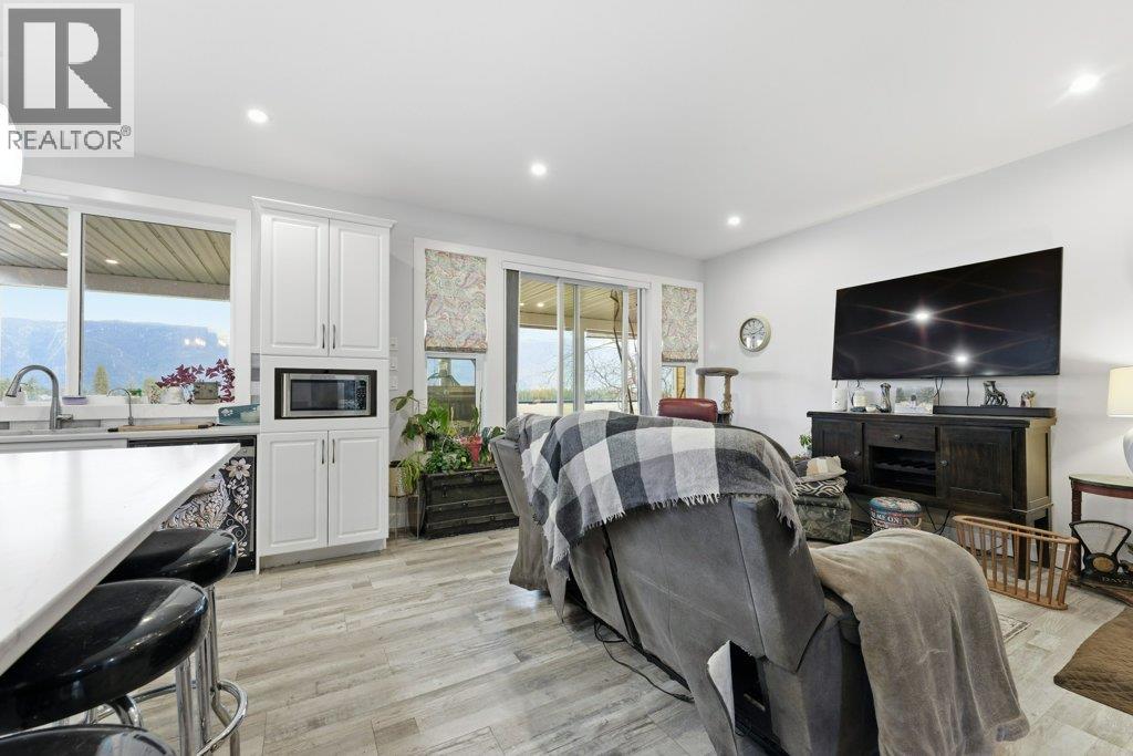 4370 Round Prairie Road, Spallumcheen, British Columbia  V0E 2B4 - Photo 7 - 10377394