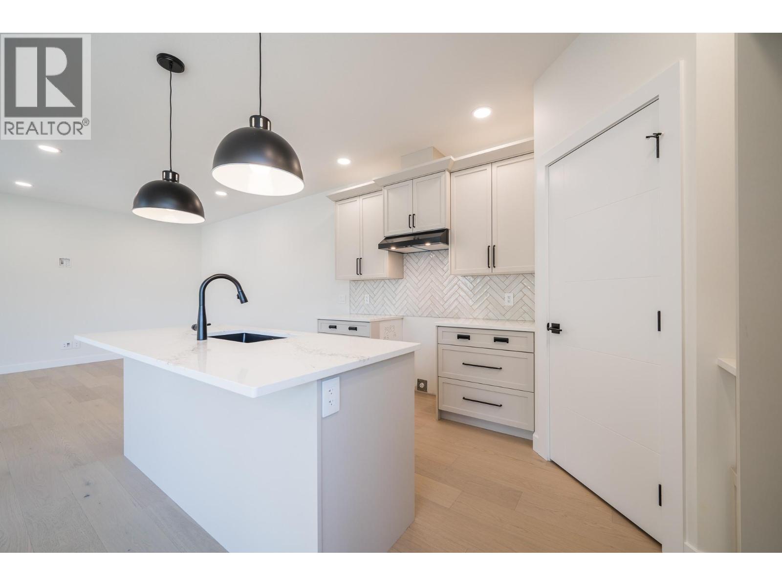 3228 Bank Road, Kamloops, British Columbia  V2B 6Z7 - Photo 6 - 10377415